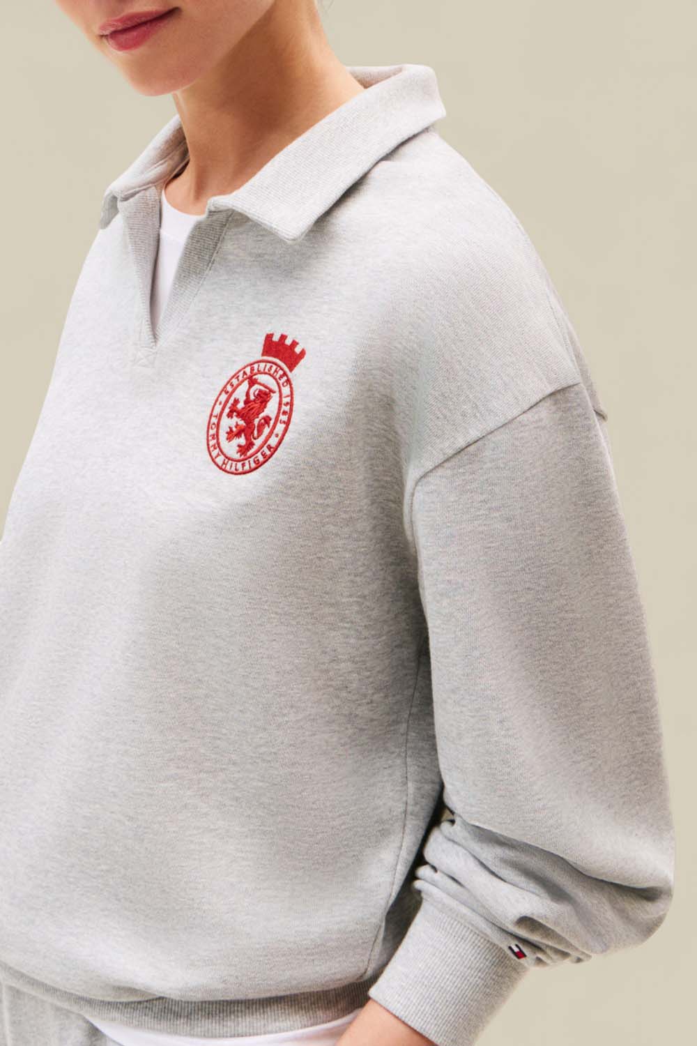 תמונת תקריב דוגמן של סווטשירט פולו