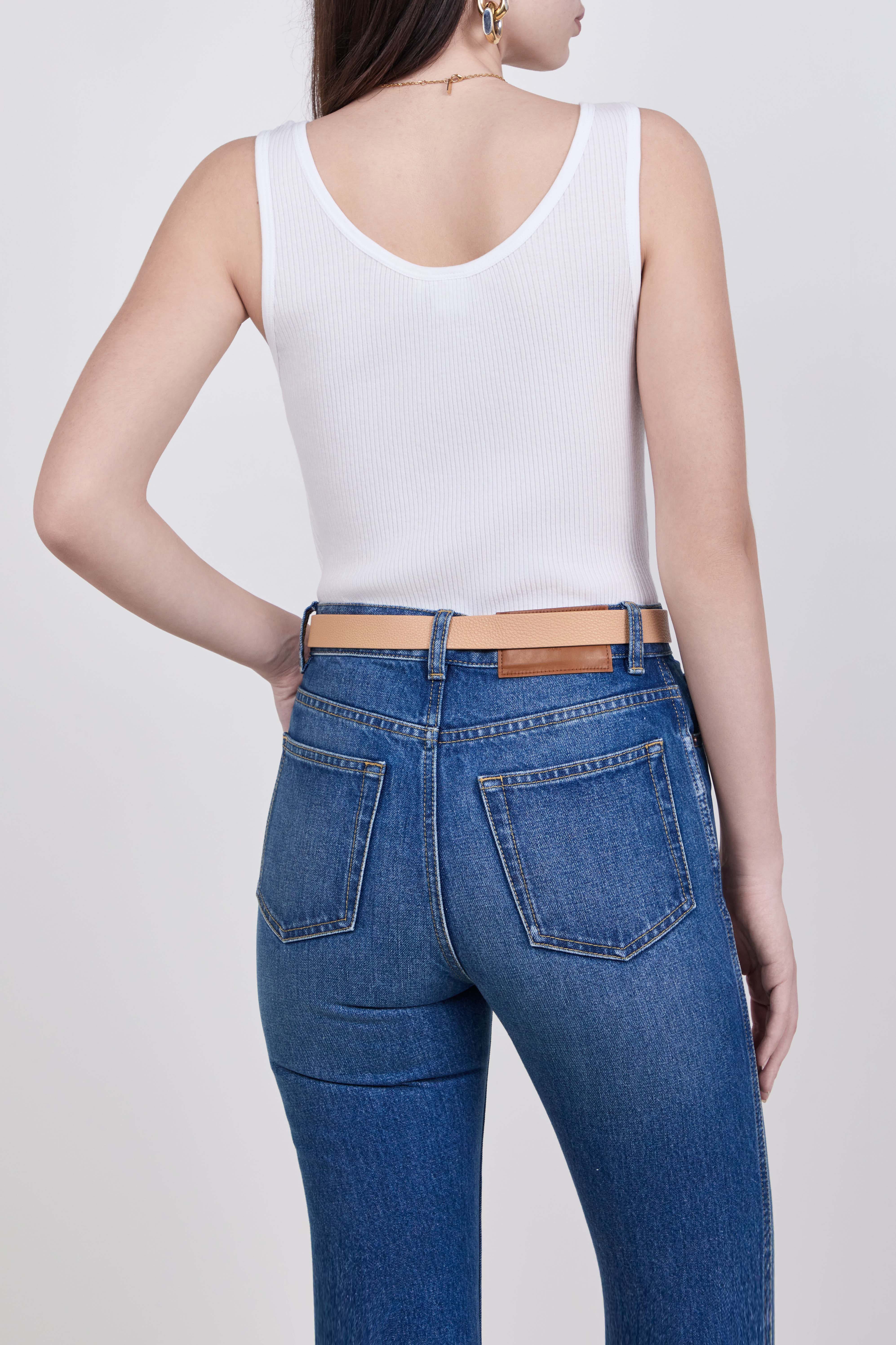 תמונת דוגמן אחורית של גופיית ריב