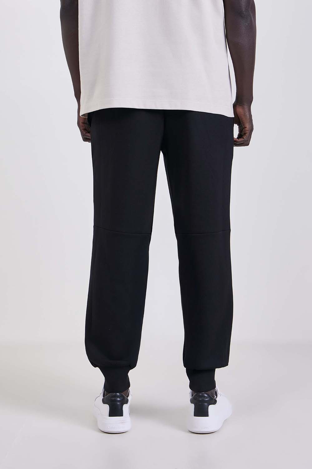 תמונת דוגמן אחורית של מכנסי ג'וגר