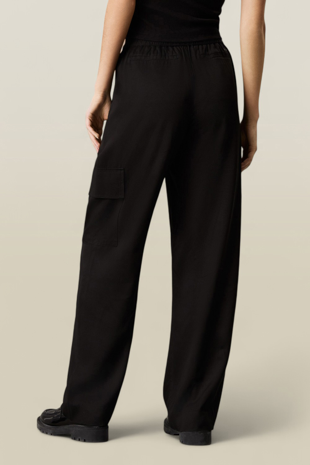 תמונת דוגמן אחורית של מכנסי ג'וג סאטן