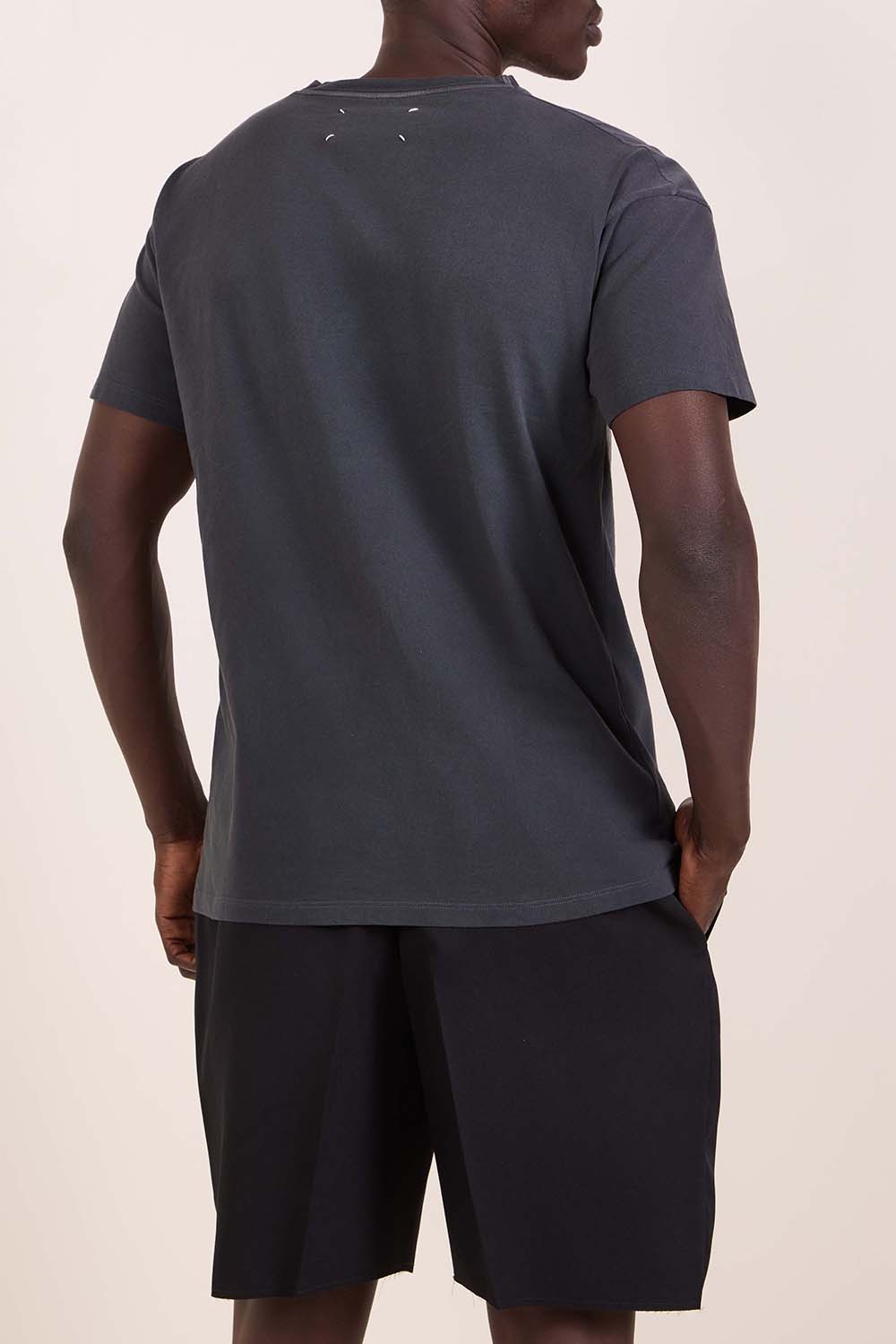 תמונת דוגמן אחורית של חולצת טי