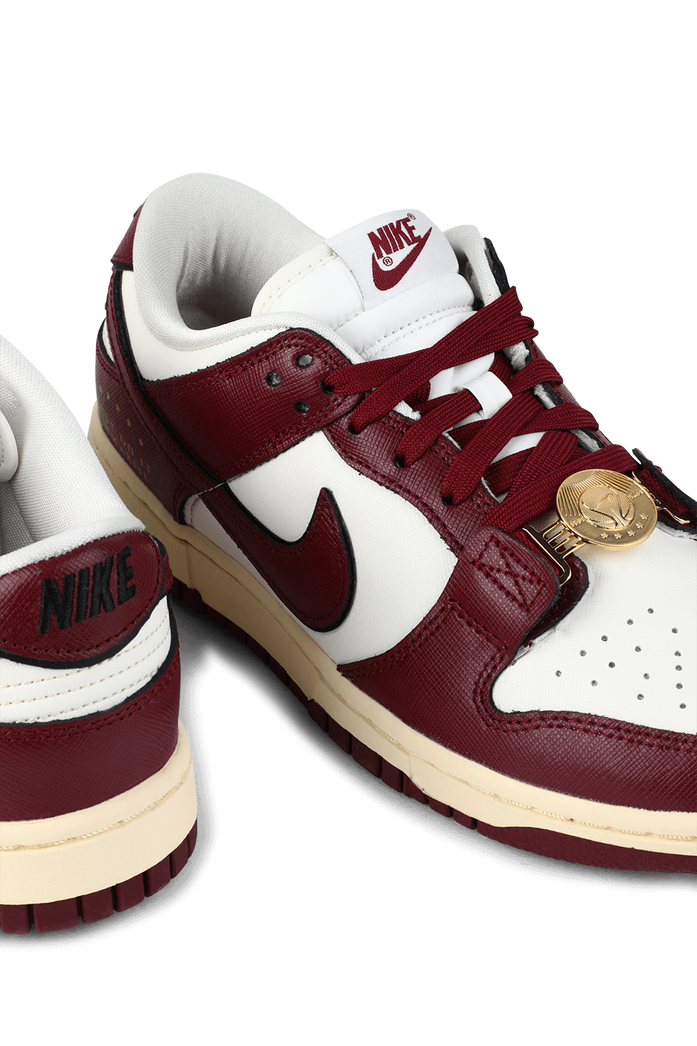 תמונת תקריב של נעלי סניקרס דאנק