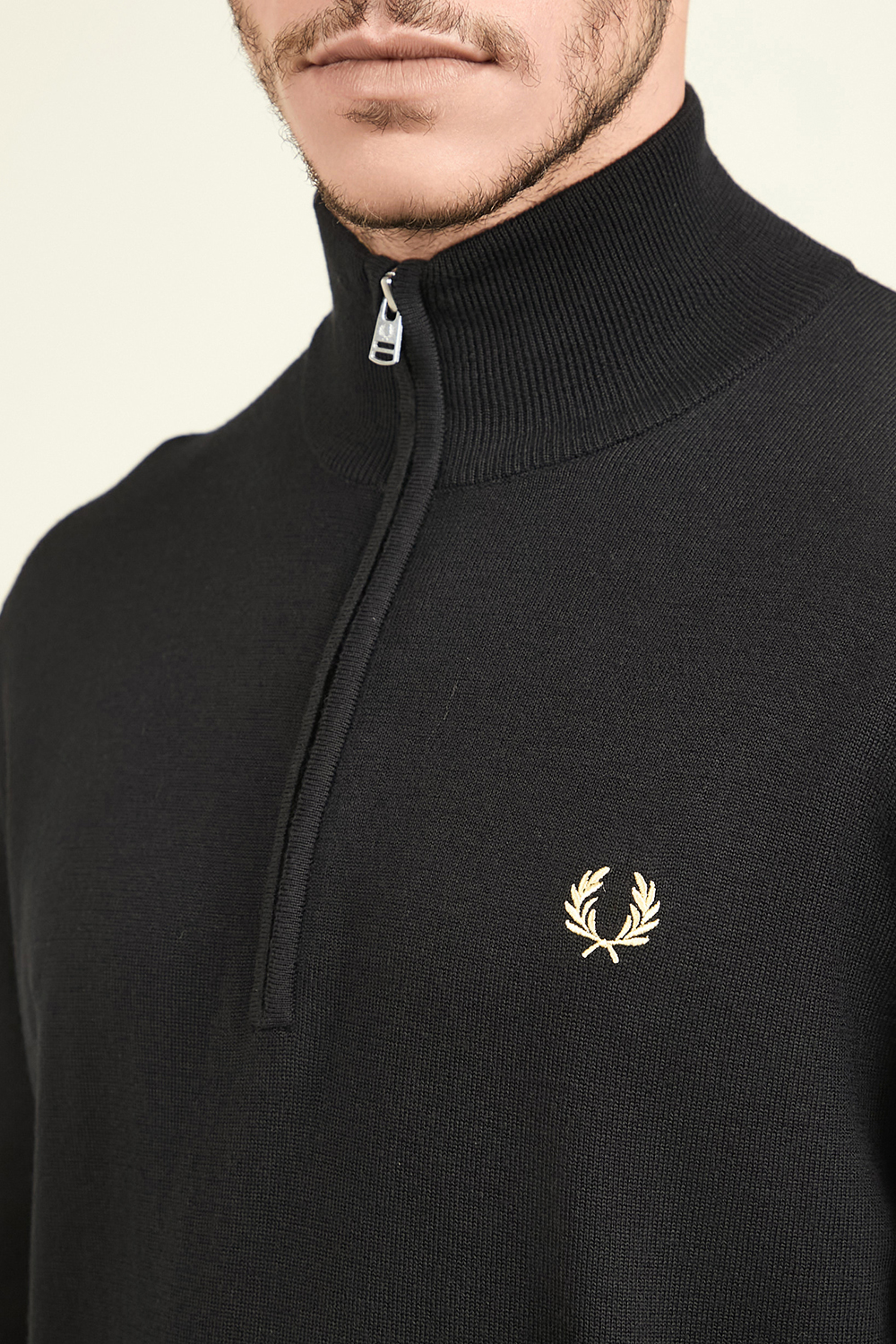 תמונת תקריב דוגמן של סריג עם חצי רוכסן