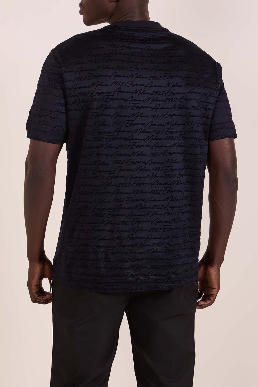 תמונת דוגמן אחורית של חולצת טי