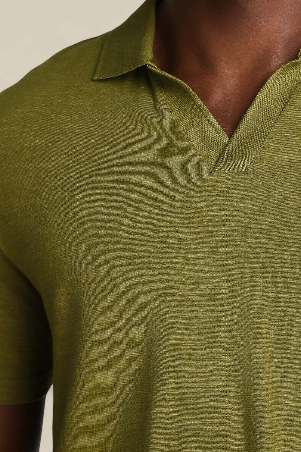 תמונת תקריב דוגמן של חולצת פולו