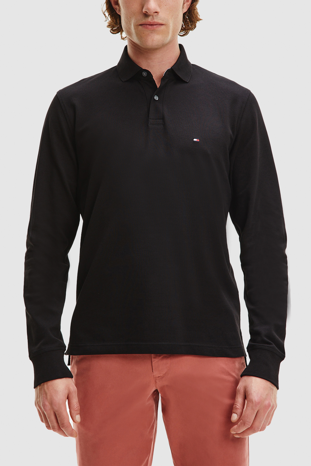 תמונת דוגמן קידמית של חולצת פולו עם שרוולים ארוכים