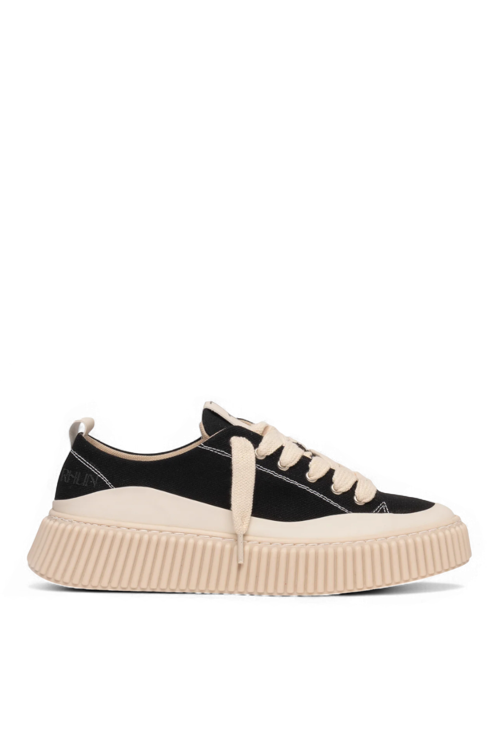 תמונה קידמית של נעלי סניקרס 2020