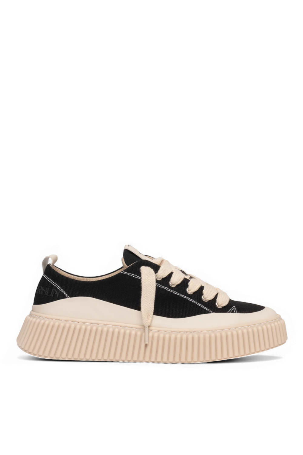 תמונה קידמית של נעלי סניקרס 2020