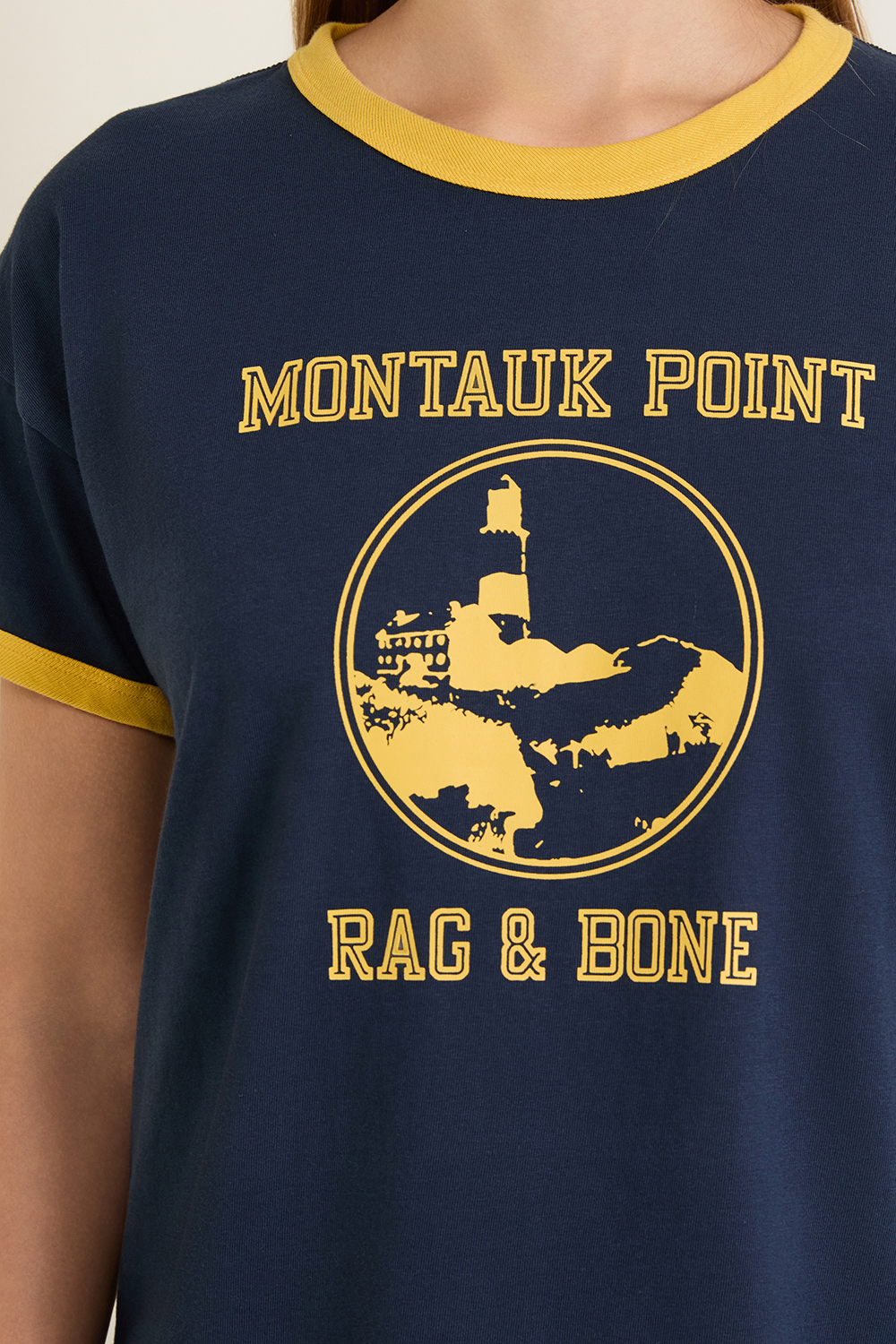 תמונת תקריב דוגמן של חולצת טי