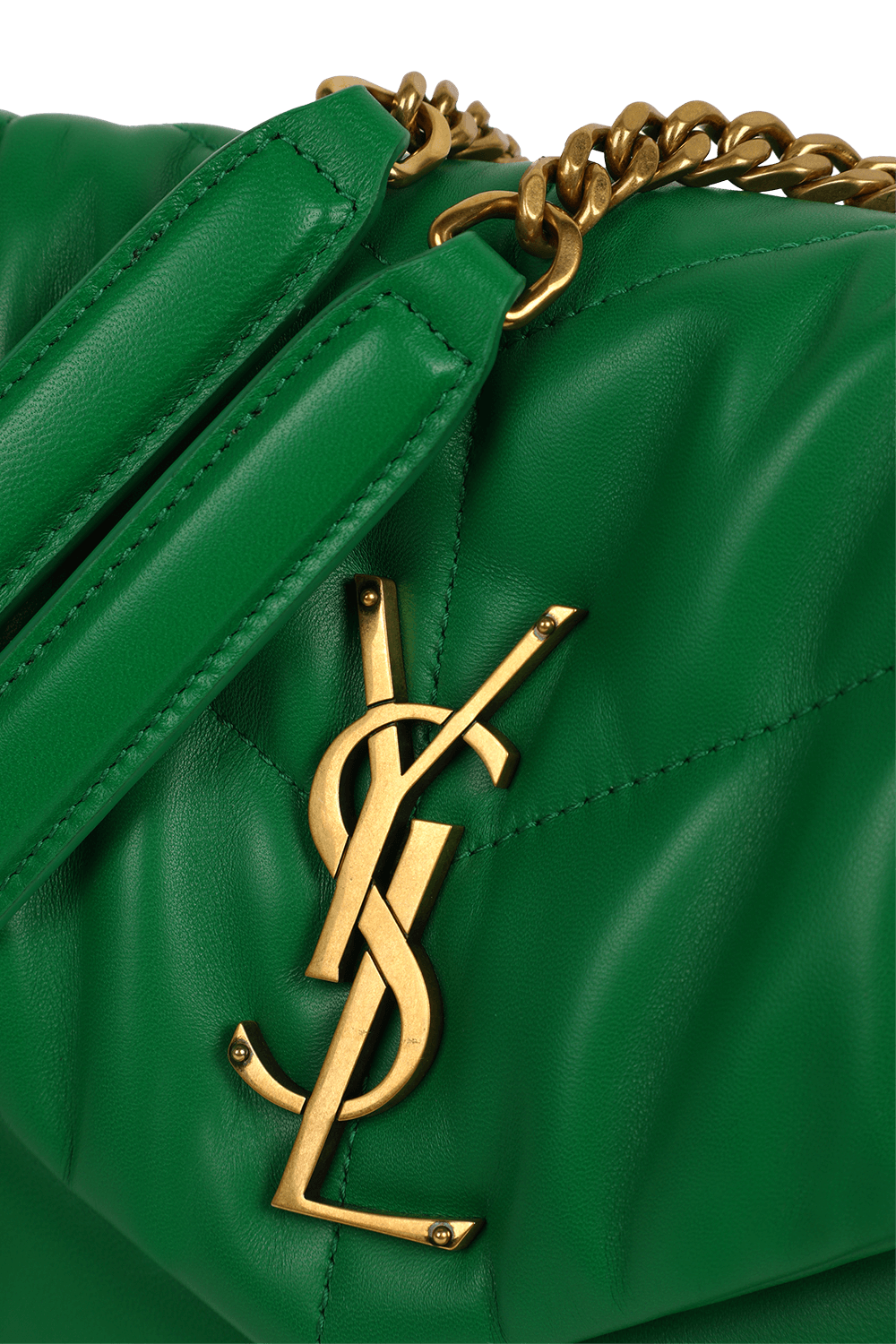 תמונת תקריב של תיק פאפר מעור עם לוגו מונוגרמי