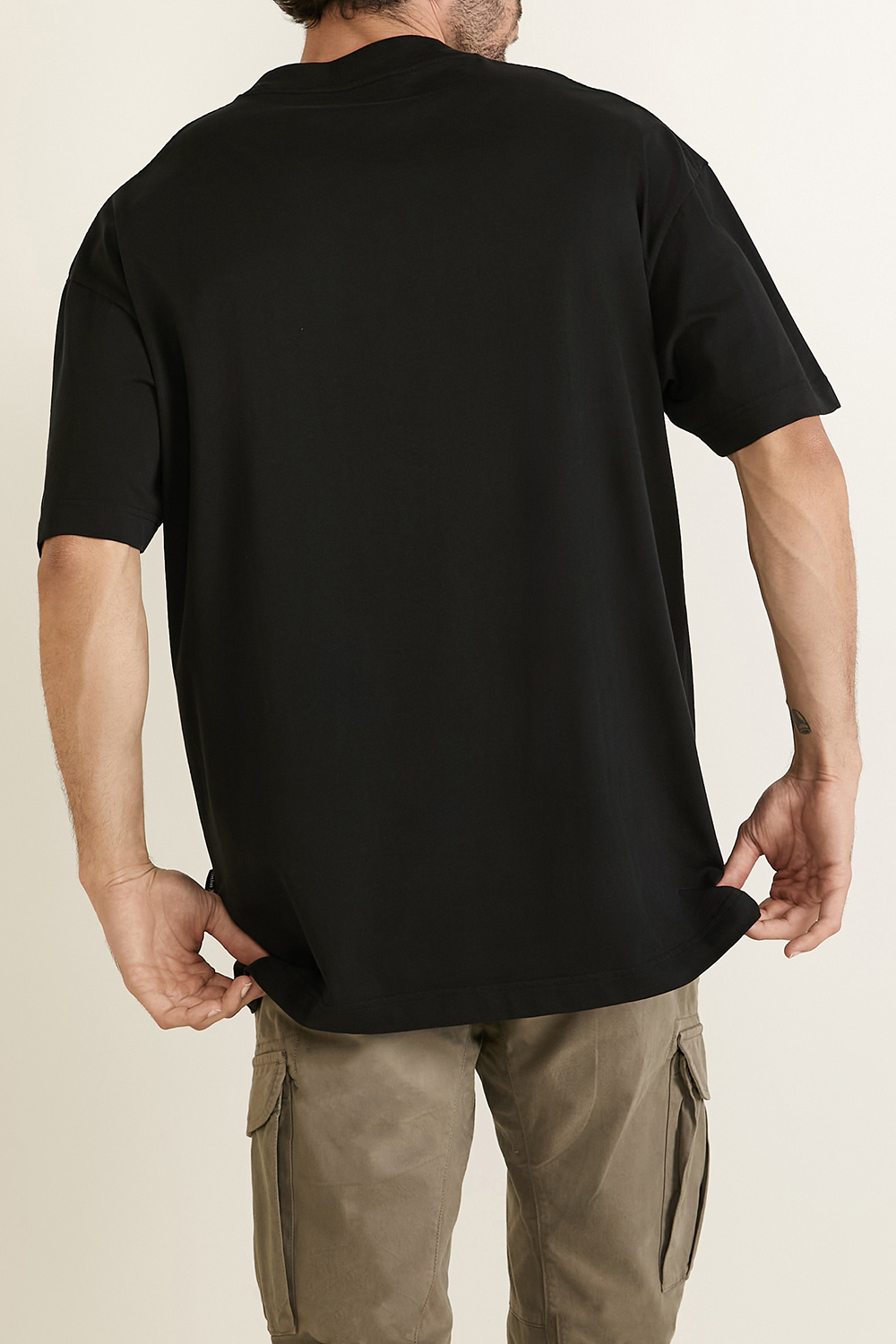 תמונת דוגמן אחורית של חולצת טי