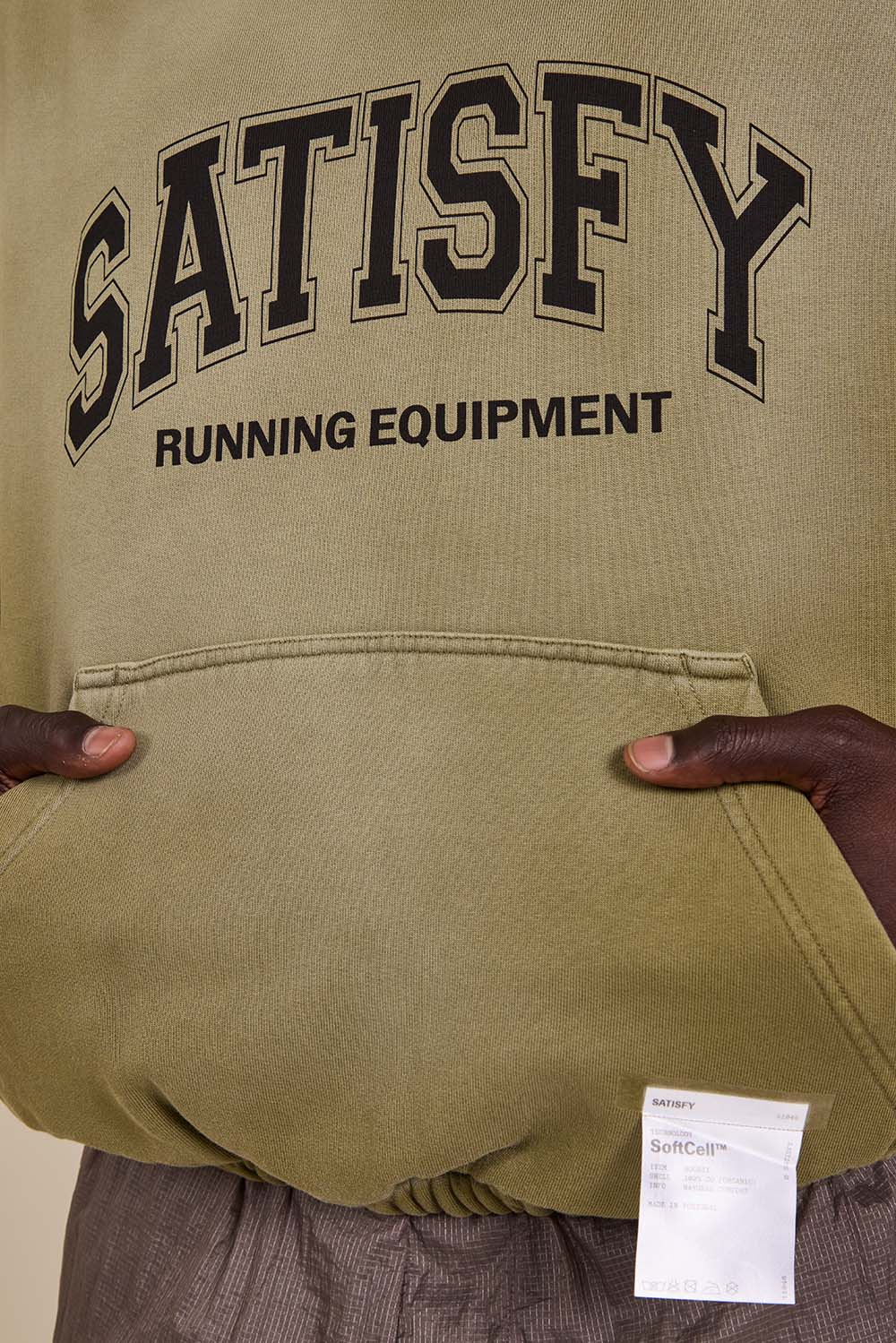 תמונת תקריב דוגמן של סווטשירט קפוצ'ון