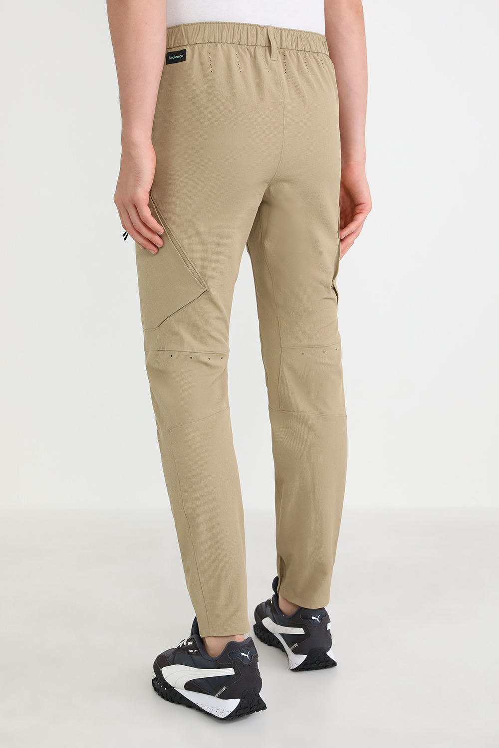 תמונת דוגמן אחורית של Merino Wool Hiking Cargo Pant