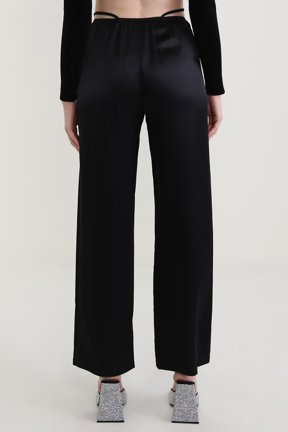 תמונת דוגמן אחורית של מכנסיים מתרחבים עם לוגו קריסטל צ'ארם