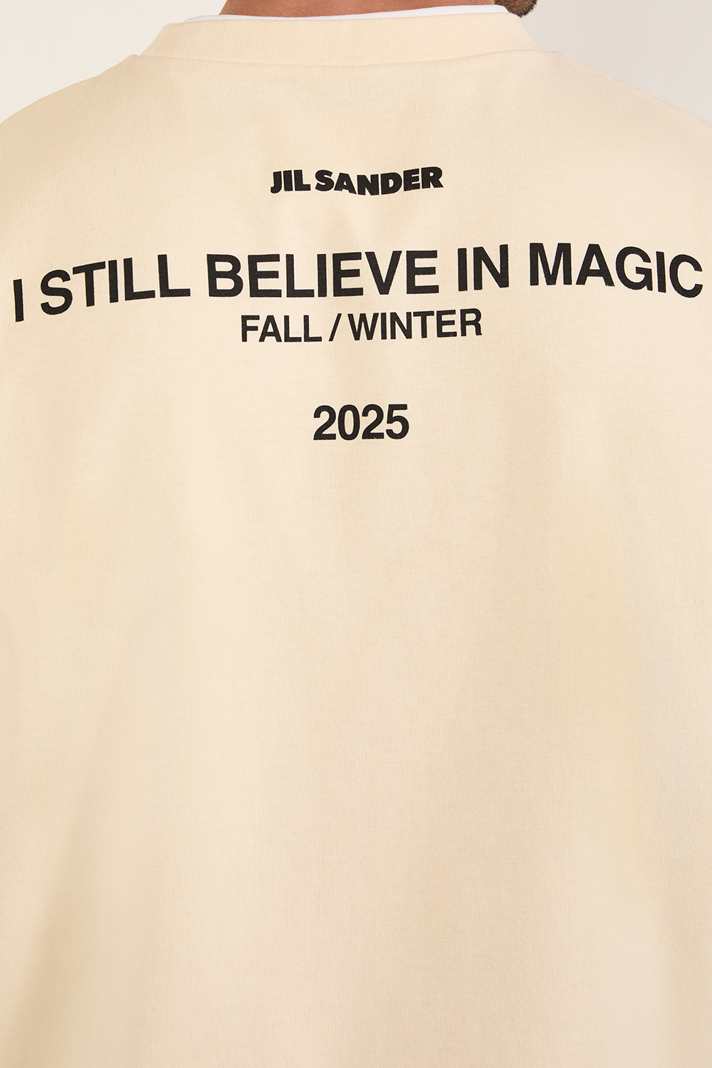 תמונת תקריב דוגמן של חולצת טי בשתי שכבות