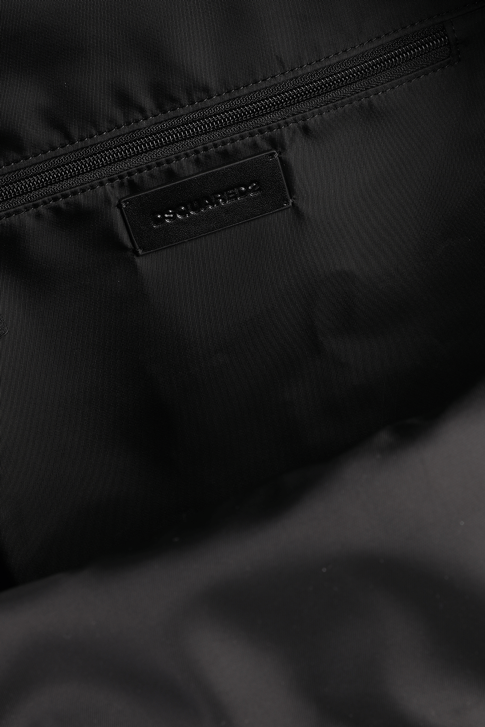 תמונת פנים של תיק גב עם לוגו