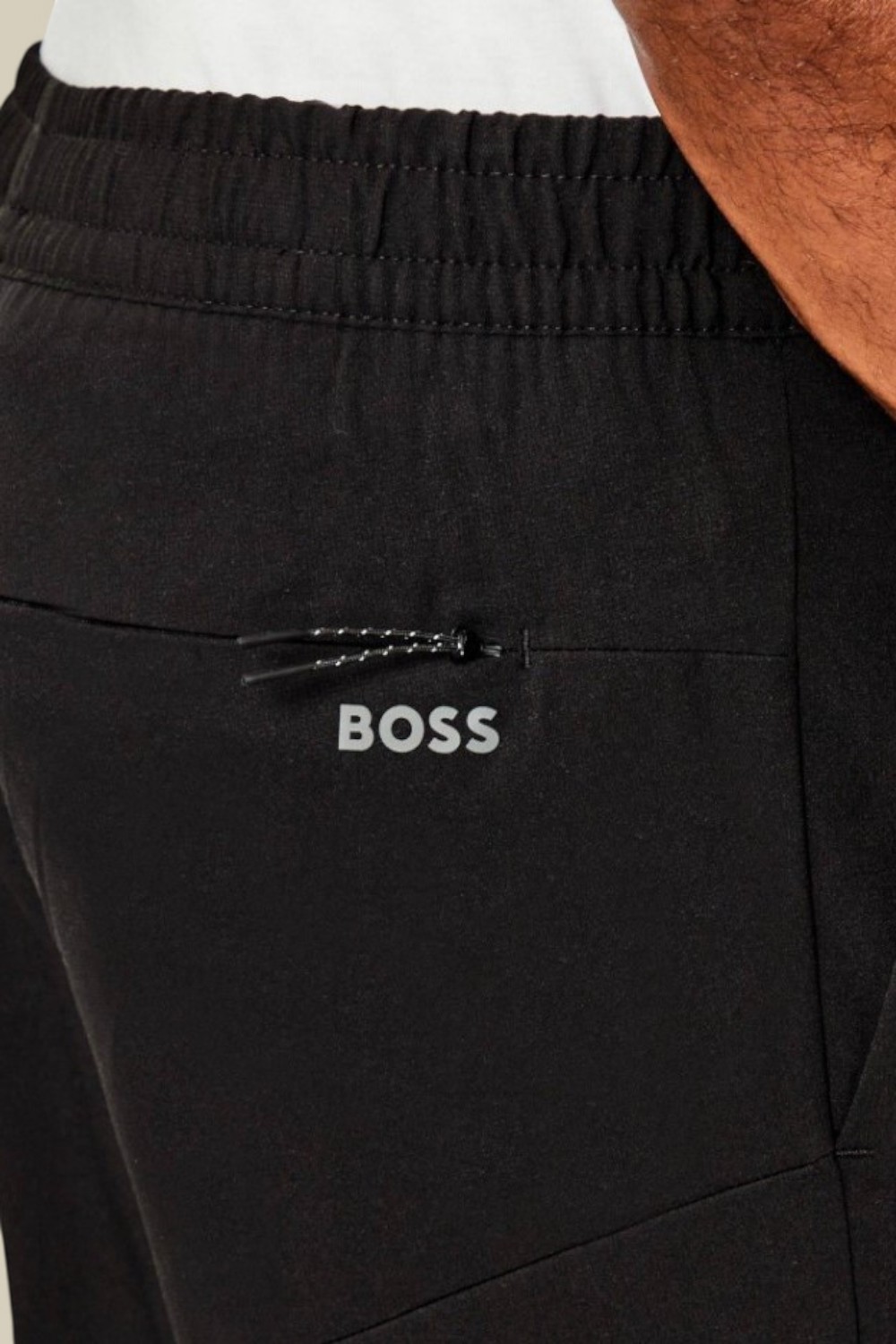 תמונת תקריב דוגמן של מכנסי קרגו סלים