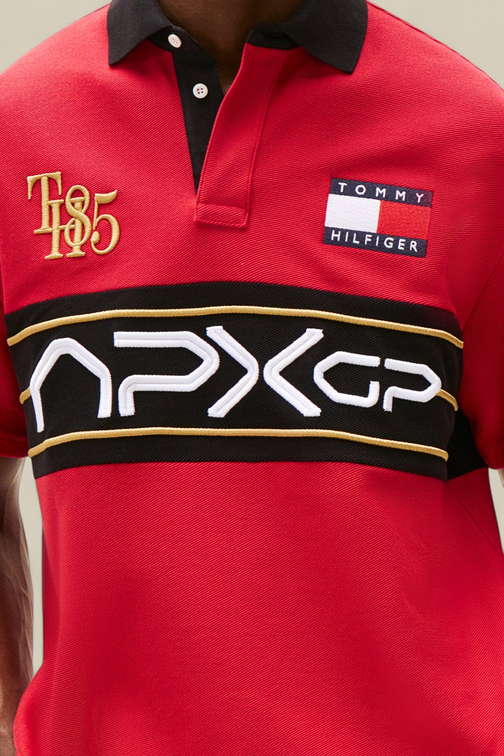תמונת תקריב דוגמן של טומי הילפיגר X סרט פורמולה 1 חולצת פולו