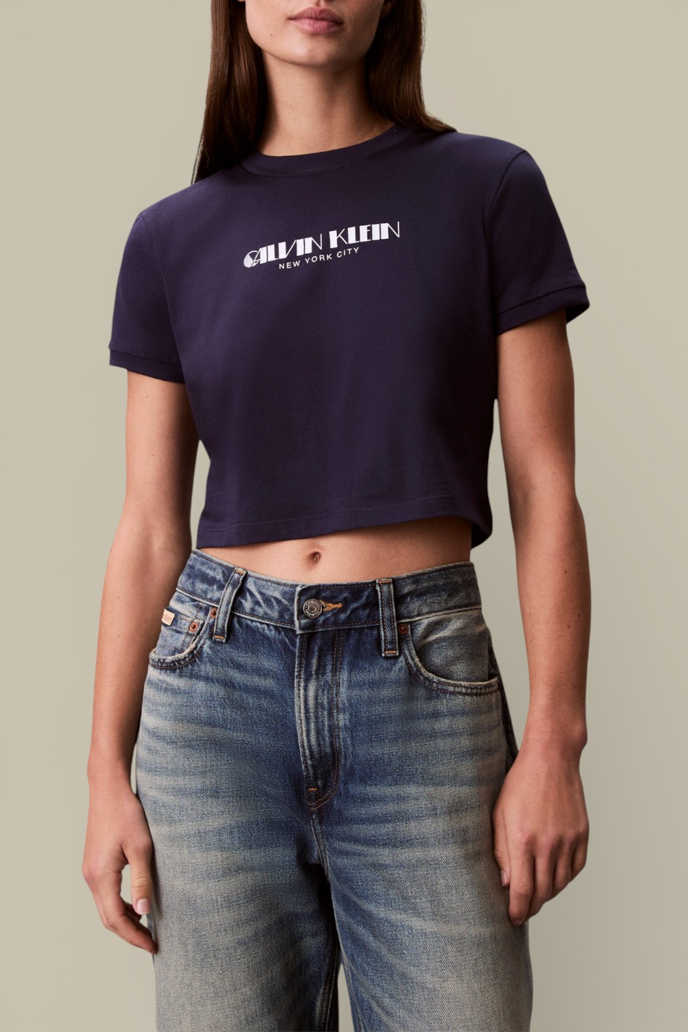 תמונת דוגמן קידמית של חולצת טי קרופ