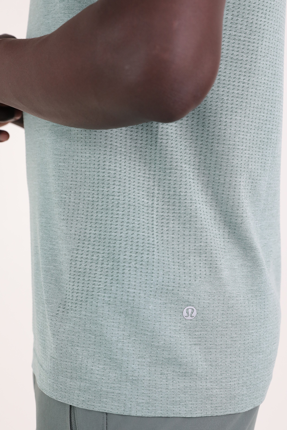 תמונת תקריב דוגמן של Metal Vent Tech Short-Sleeve Shirt