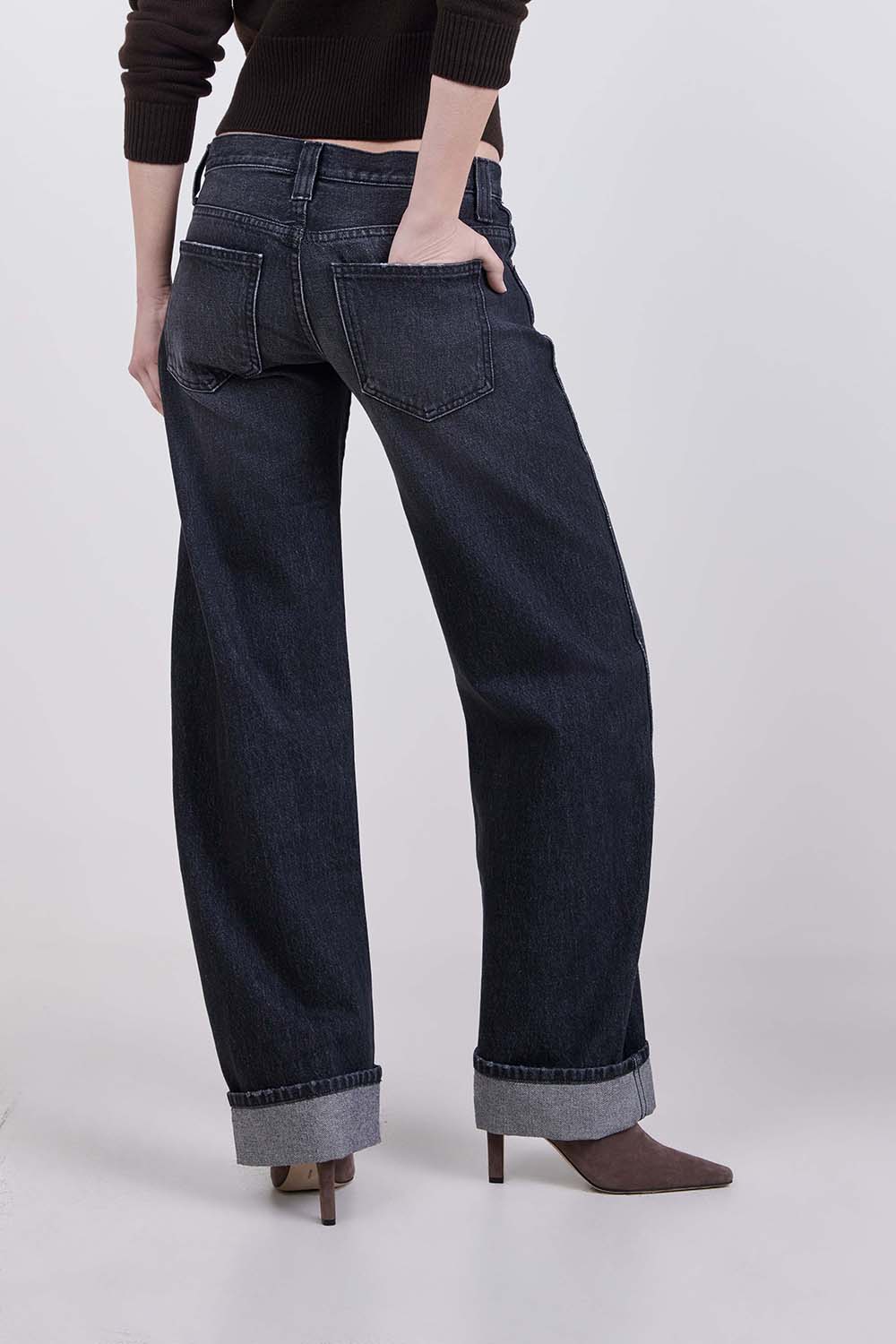 תמונת דוגמן אחורית של מכנסי ג'ינס בגזרה נמוכה