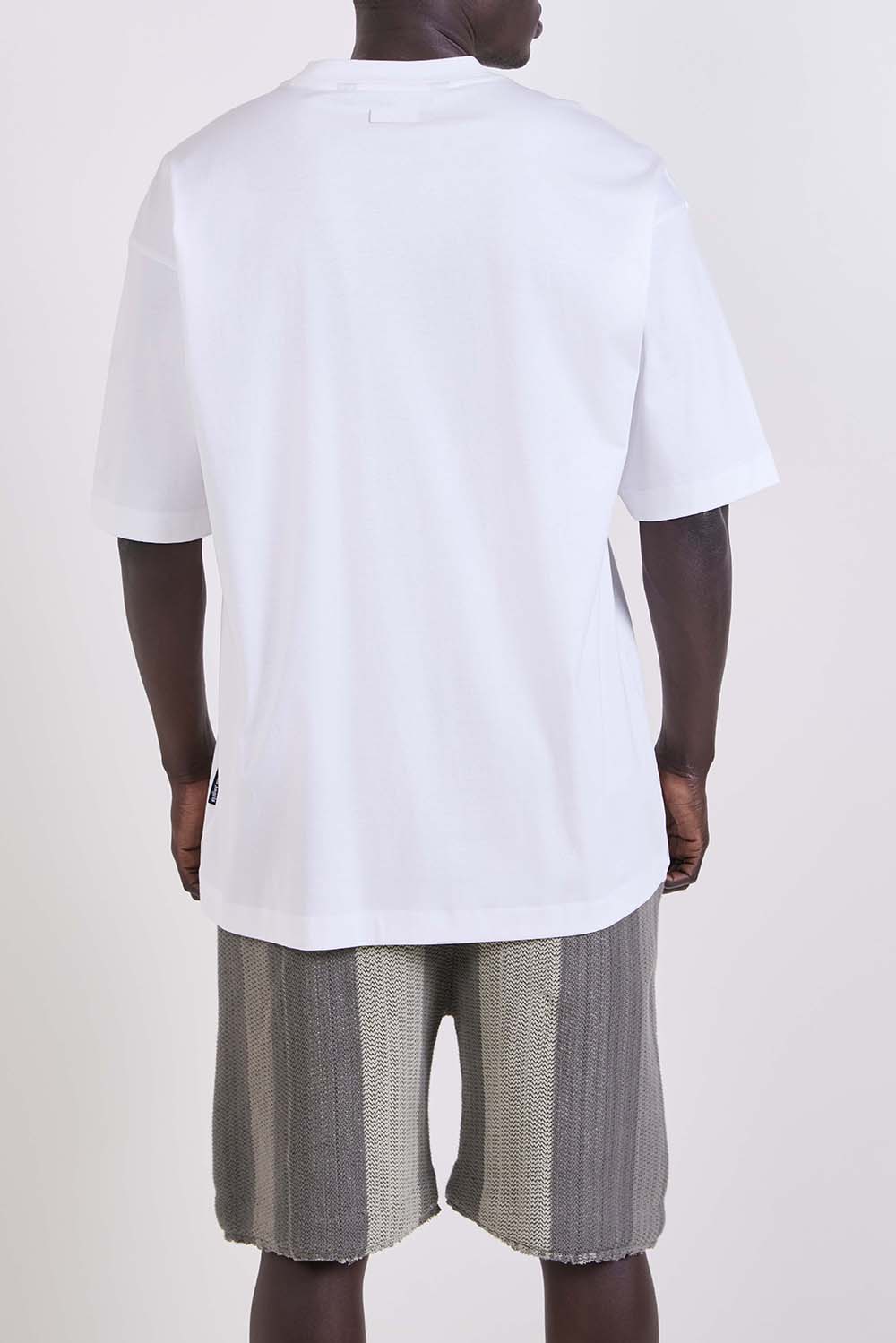 תמונת דוגמן אחורית של חולצת טי אוברסייז