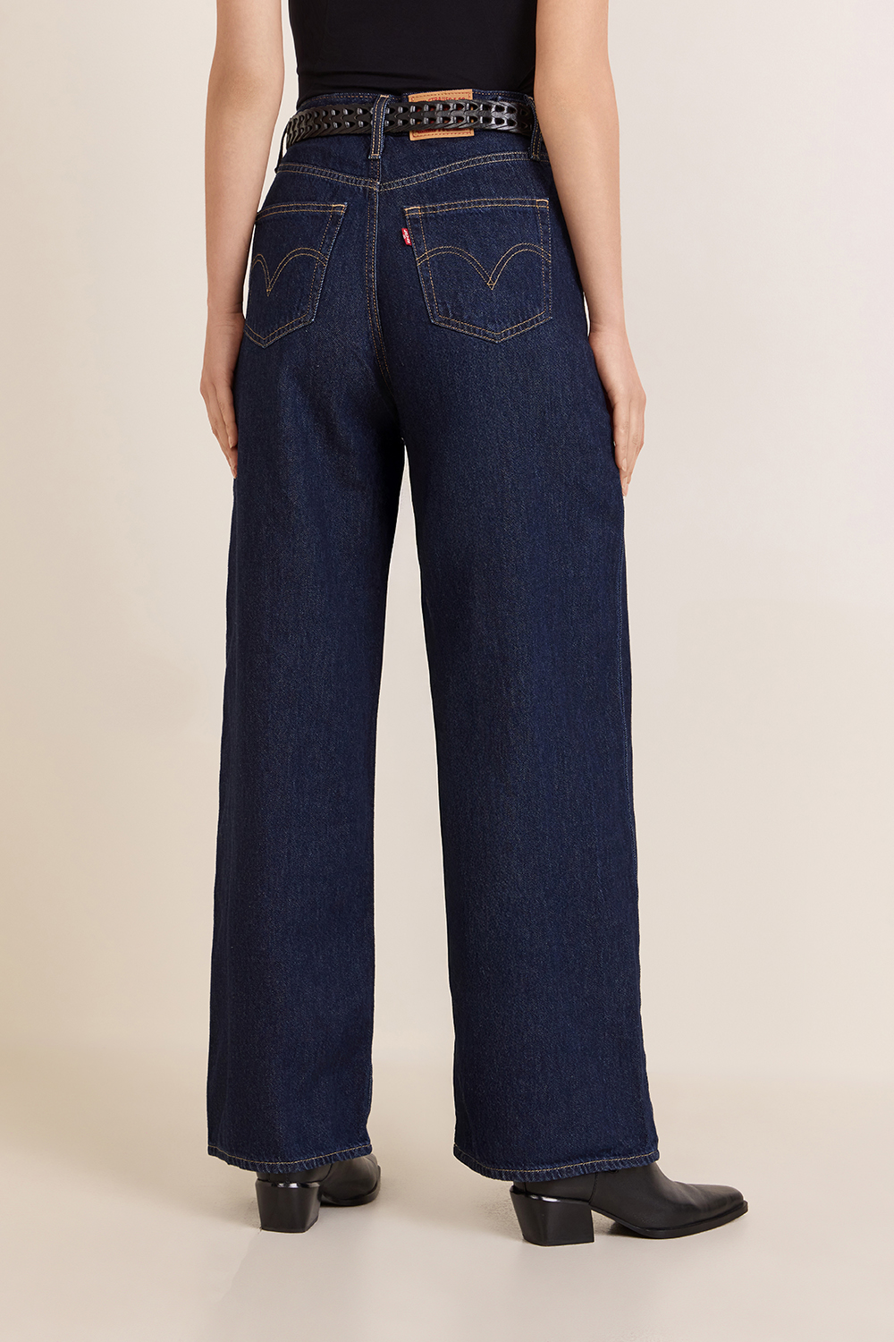 תמונת דוגמן אחורית של מכנסי ג'ינס רחבים