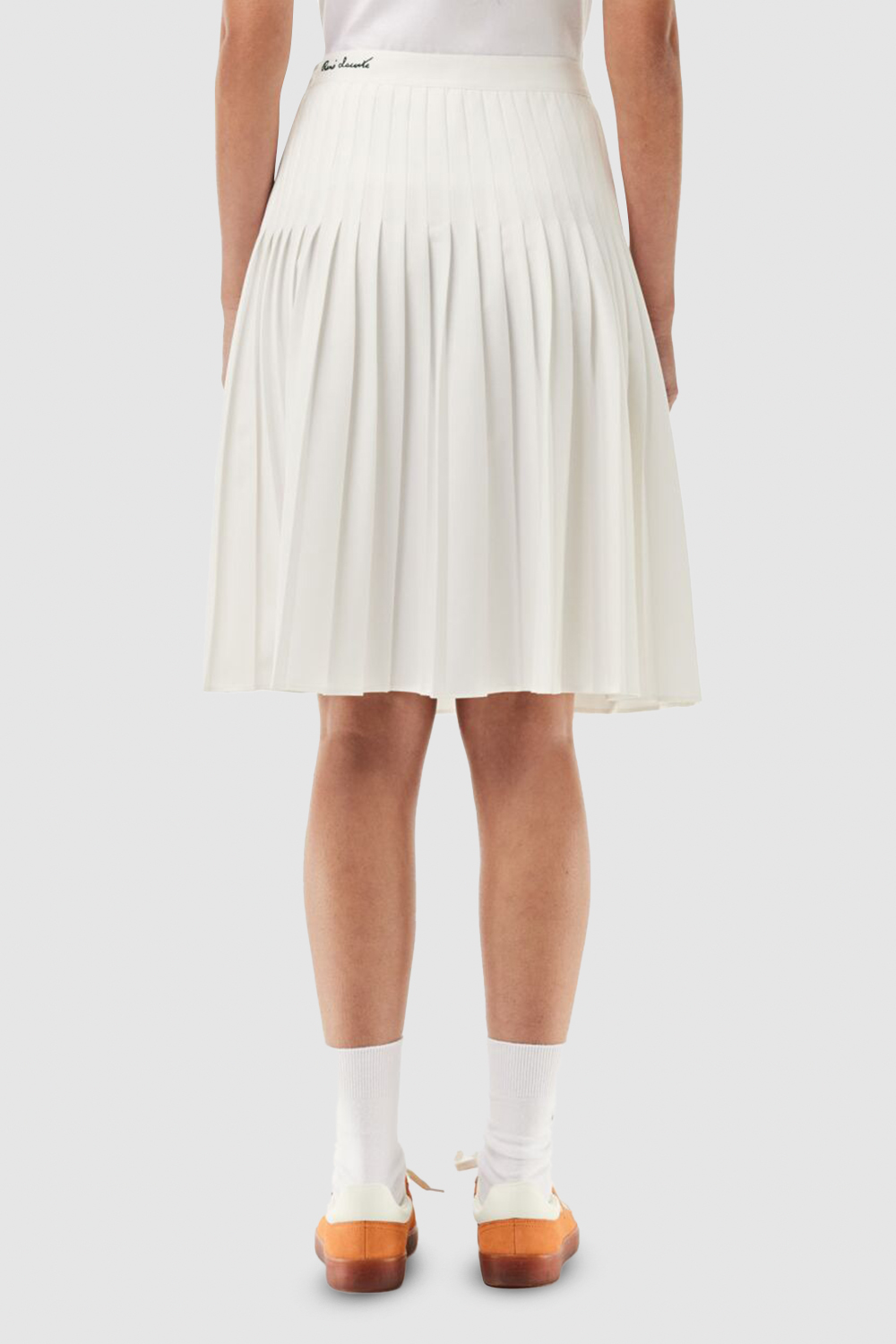 תמונת דוגמן אחורית של חצאית קפלים