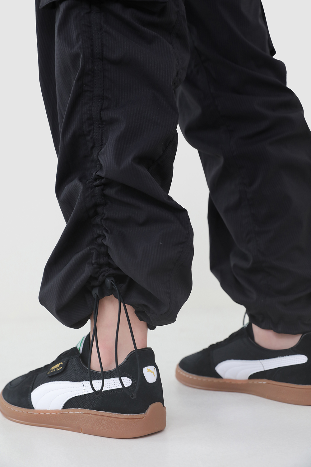 תמונת תקריב דוגמן של Dance Studio Relaxed-Fit Mid-Rise Cargo Jogger