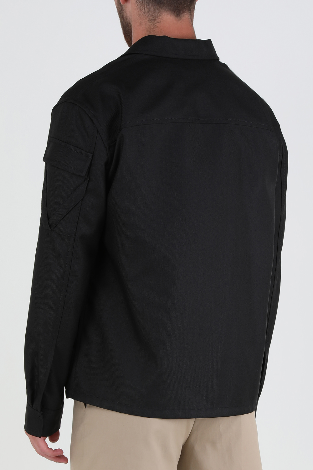 תמונת דוגמן אחורית של ז'קט מכופתר עם כיסים