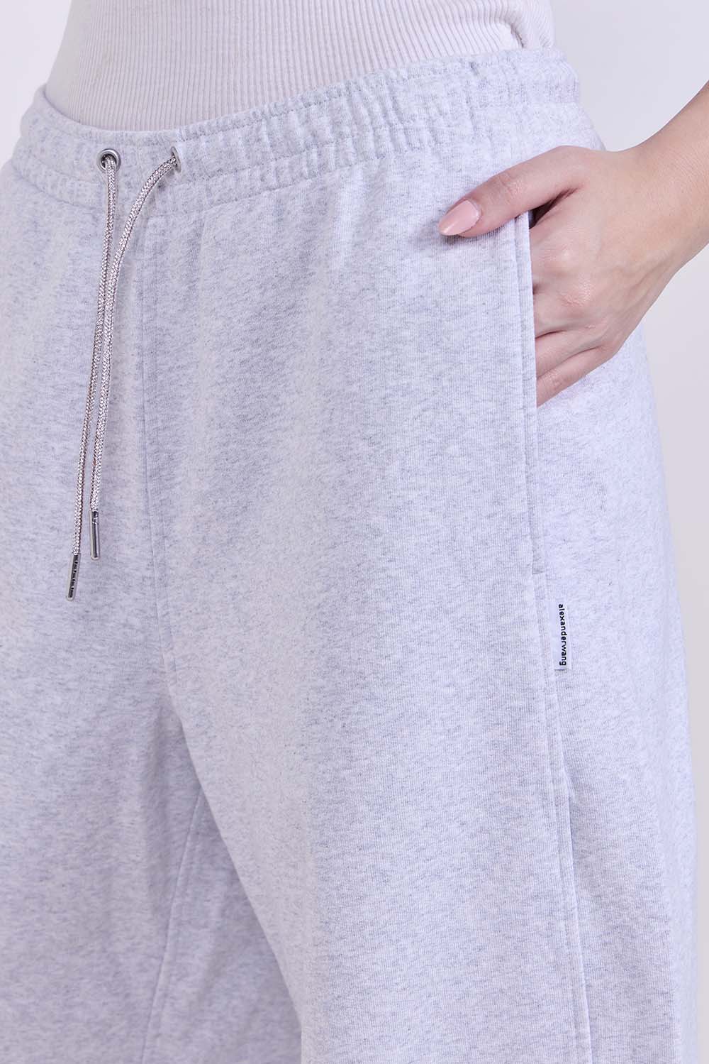 תמונת תקריב דוגמן של מכנסי ג'וגר בגזרה משוחררת