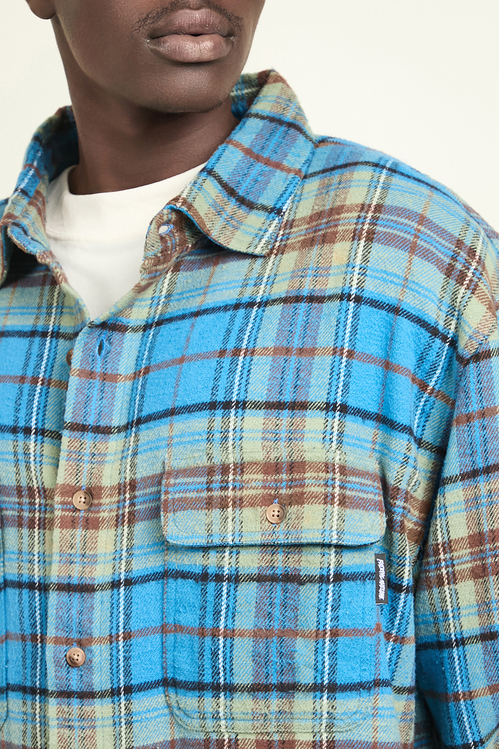 תמונת דוגמן אחורית של חולצת פלנל מכופתרת