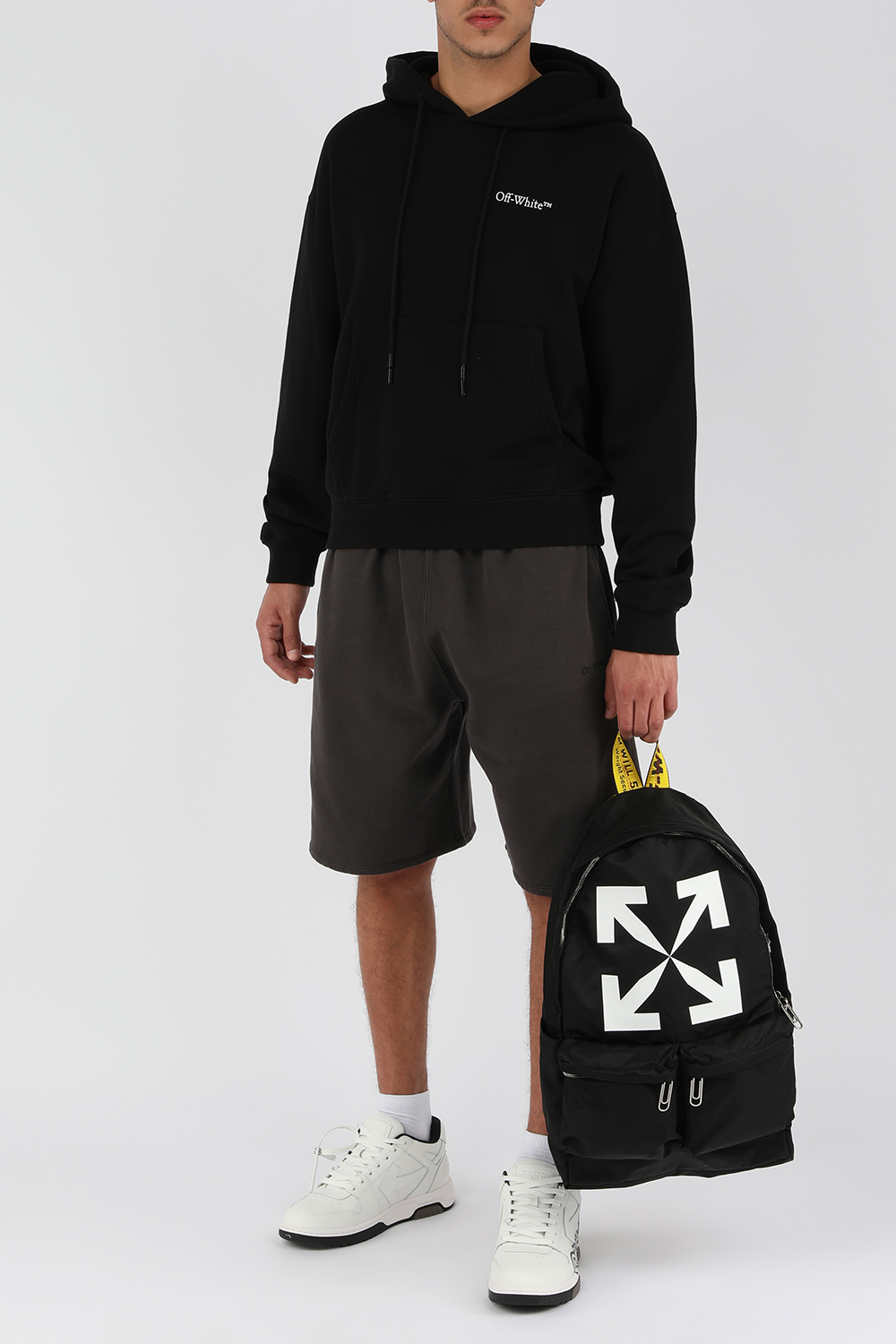 תמונת דוגמן קידמית של תיק גב שחור עם מיתוג צהוב