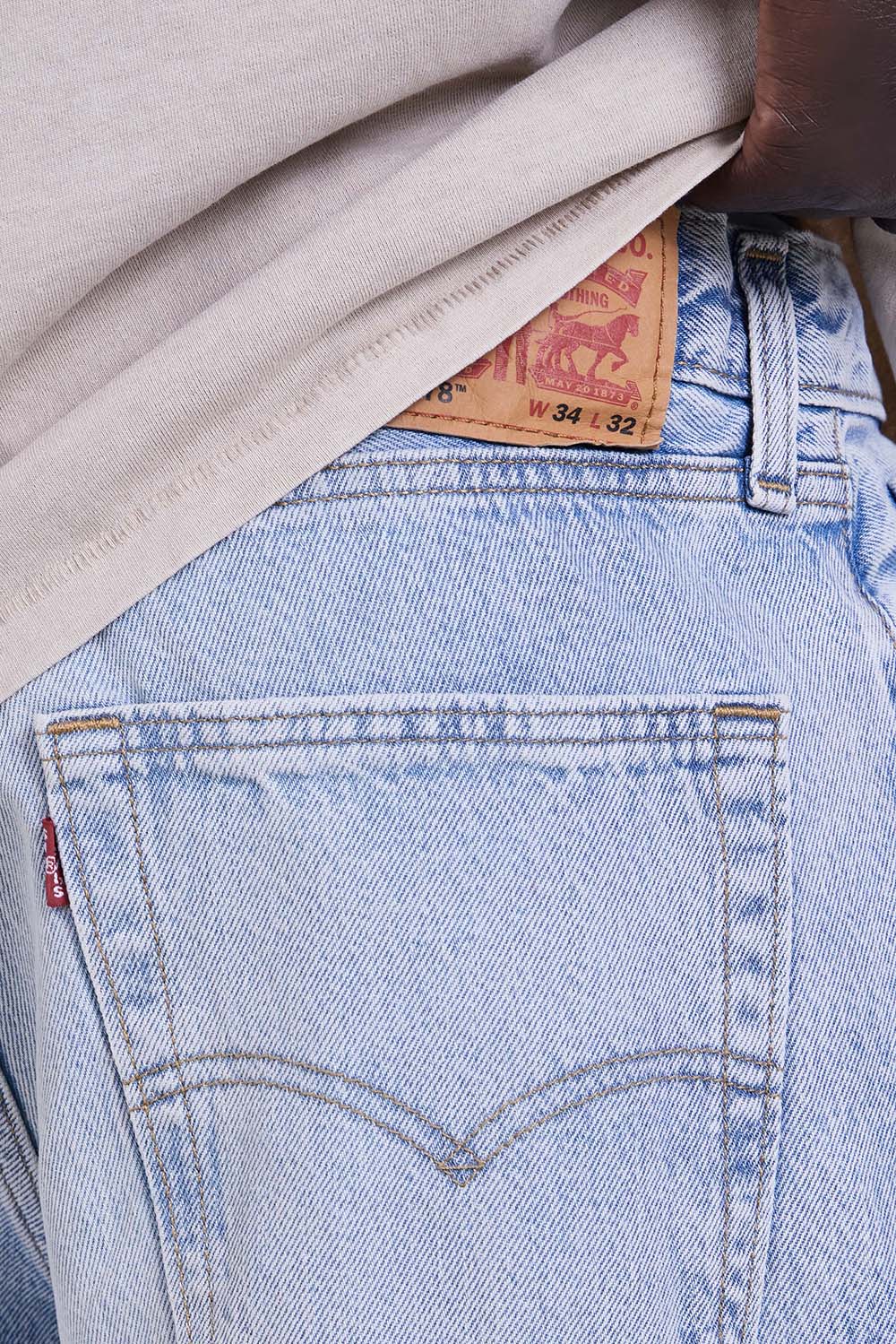 תמונת תקריב דוגמן של מכנסי ג'ינס באגי 578