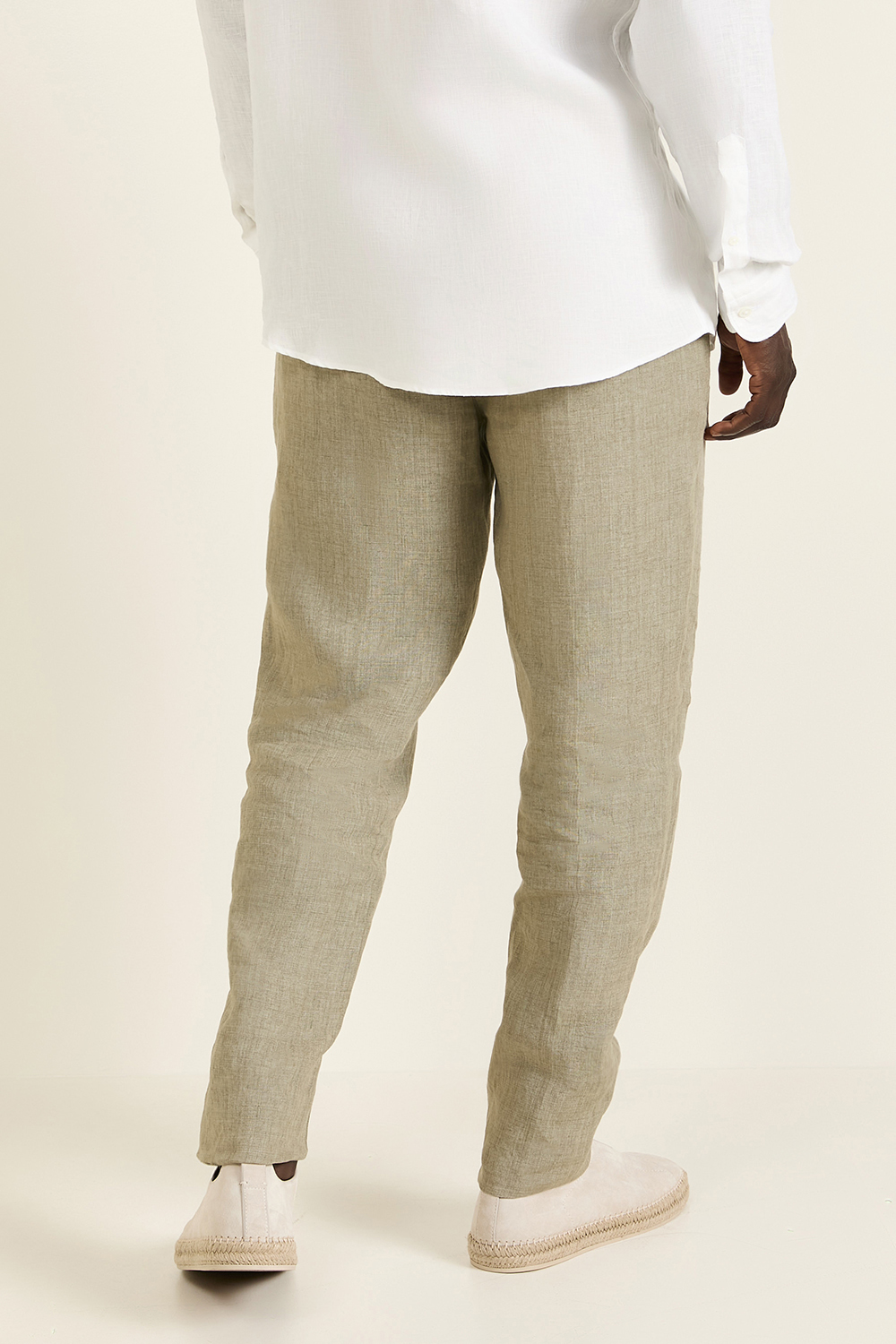 תמונת דוגמן אחורית של מכנסי פשתן ארוכים