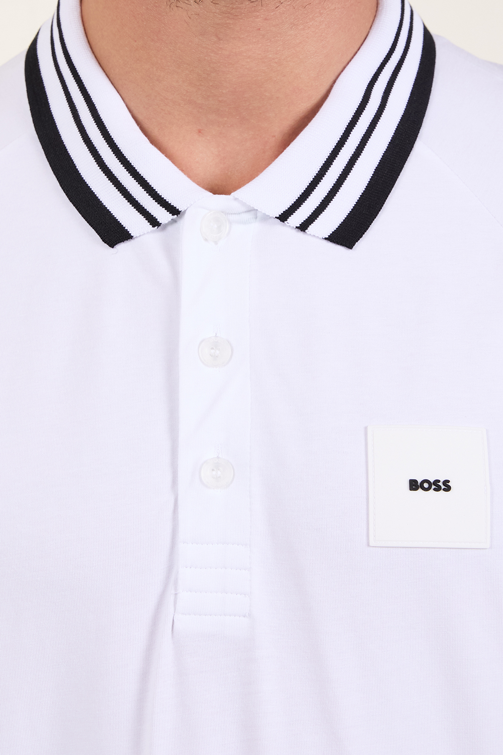 תמונת תקריב דוגמן של חולצת פולו