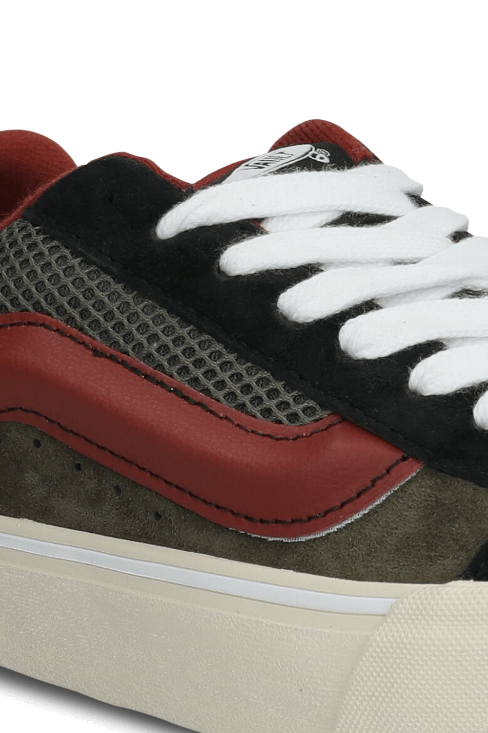 תמונת פנים של נעלי סניקרס סקול