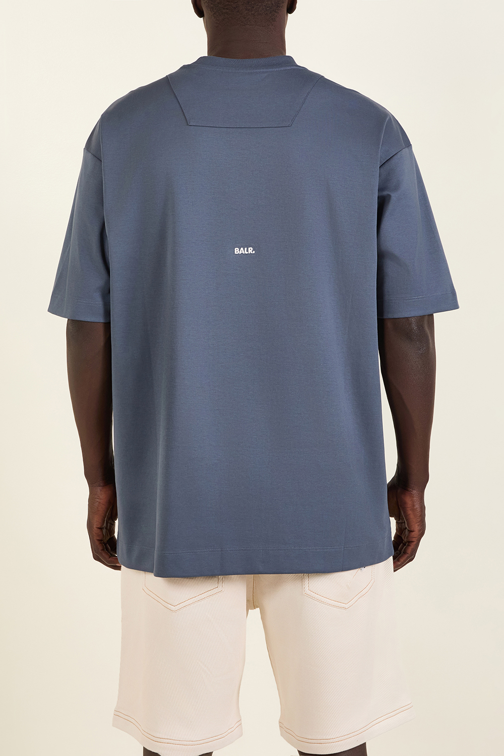 תמונת דוגמן אחורית של חולצת טי