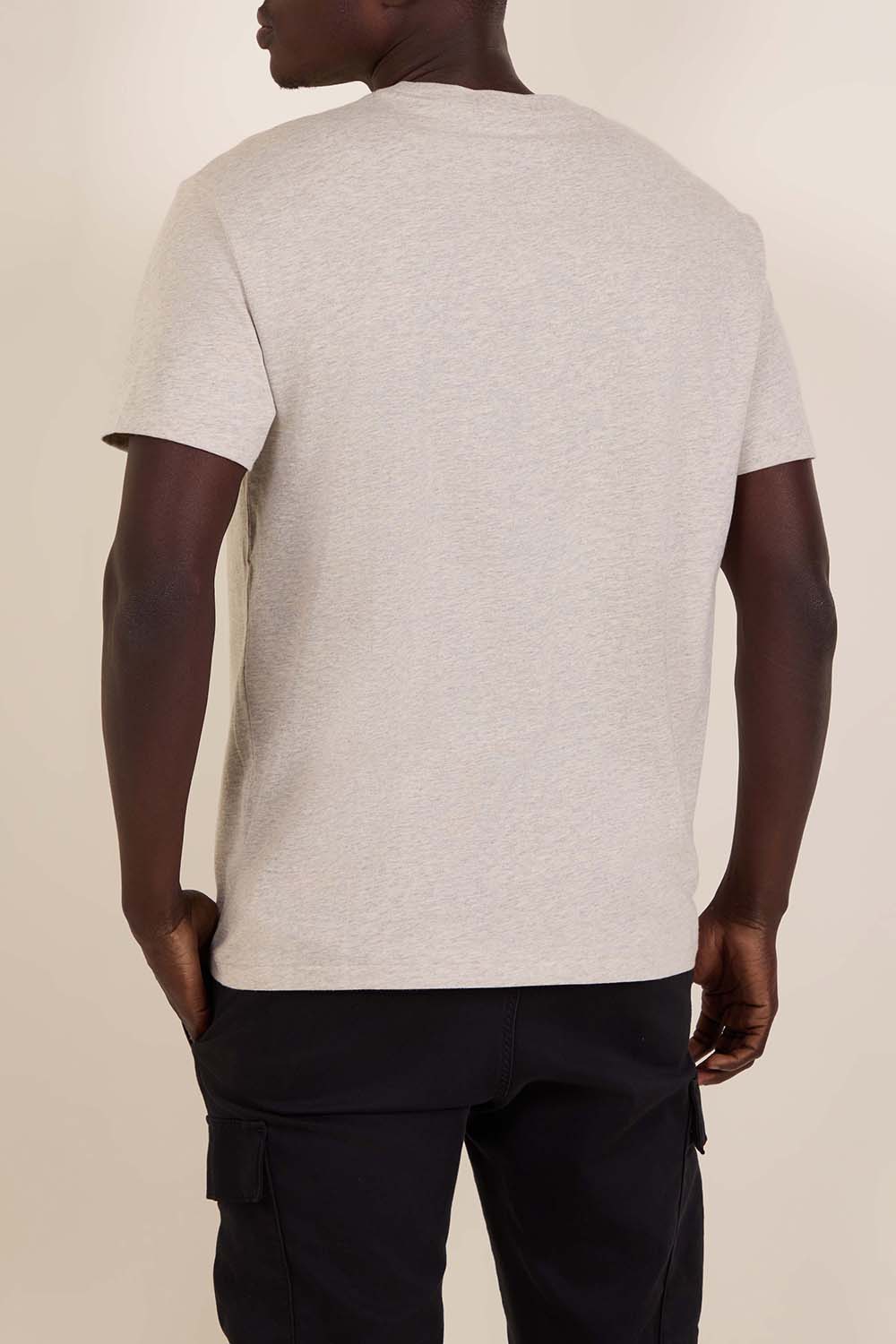 תמונת דוגמן אחורית של חולצת טי