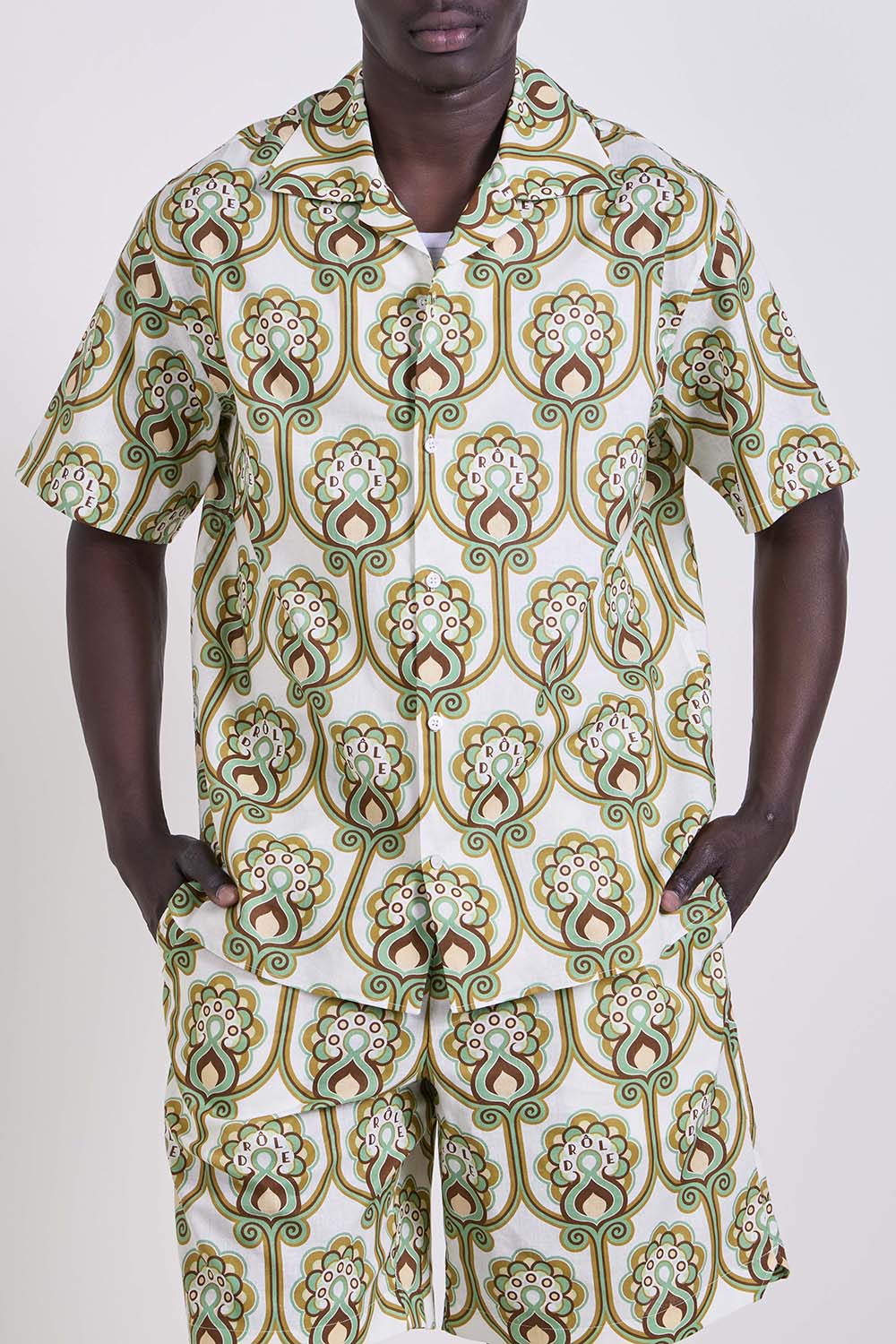 תמונת דוגמן קידמית של חולצת כפתורים קצרה