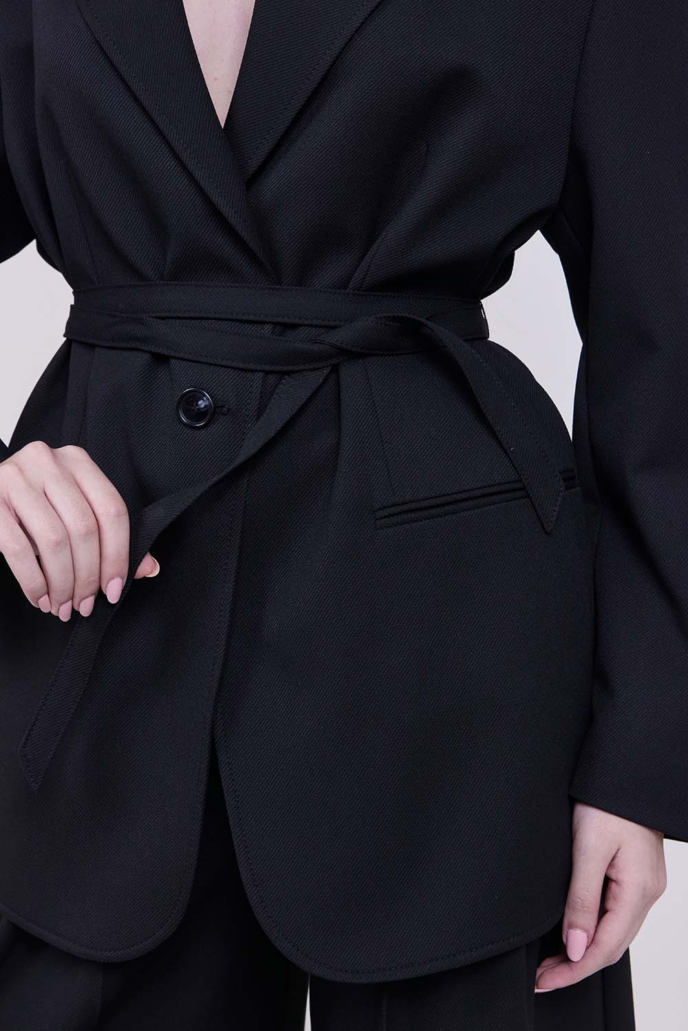 תמונת תקריב דוגמן של בלייזר ארוך