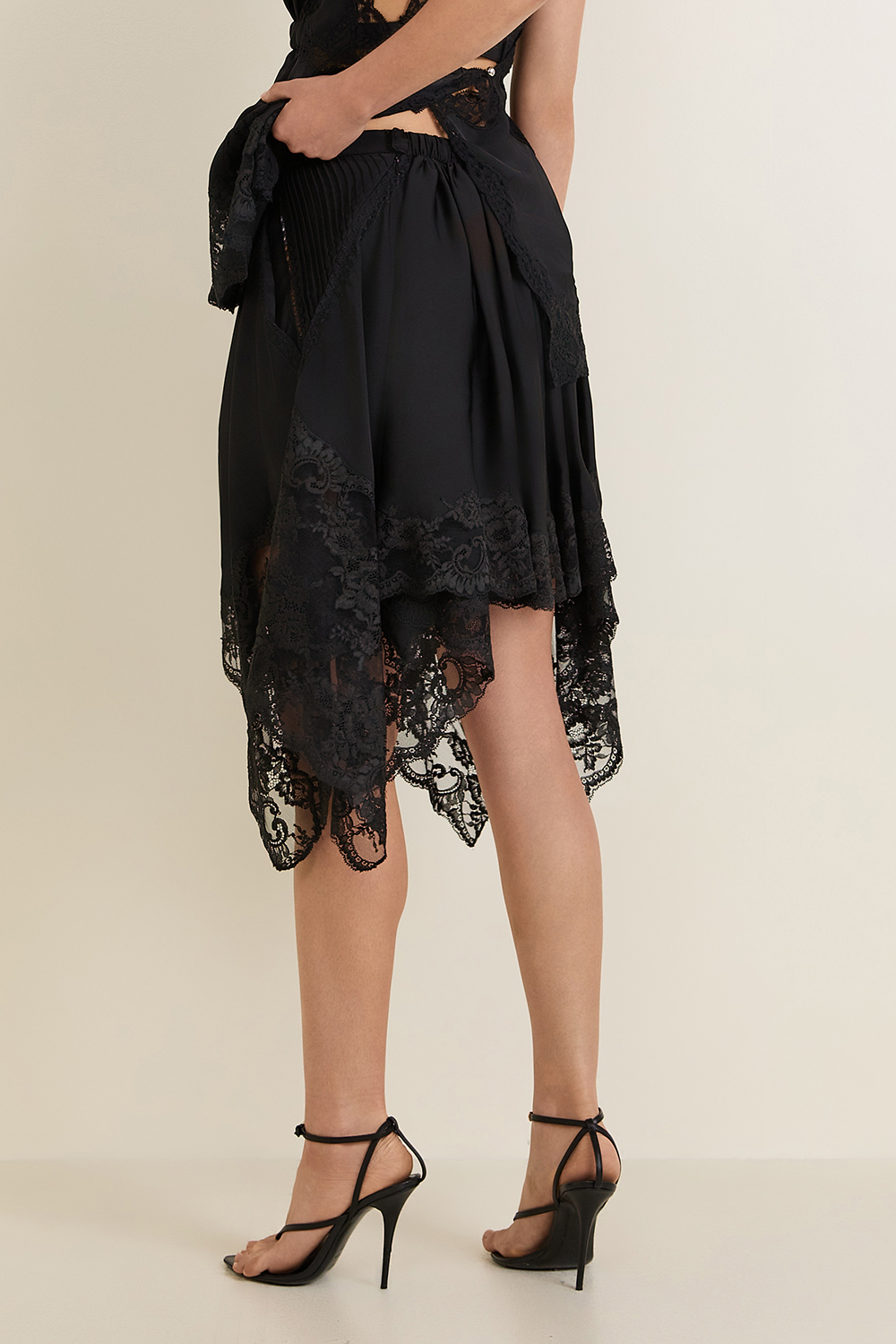 תמונת דוגמן אחורית של חצאית