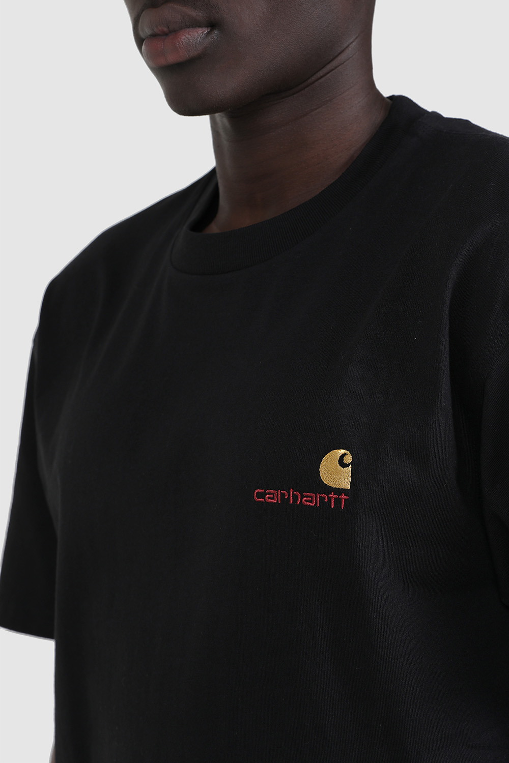 תמונת תקריב דוגמן של חולצת טי מכותנה אורגנית