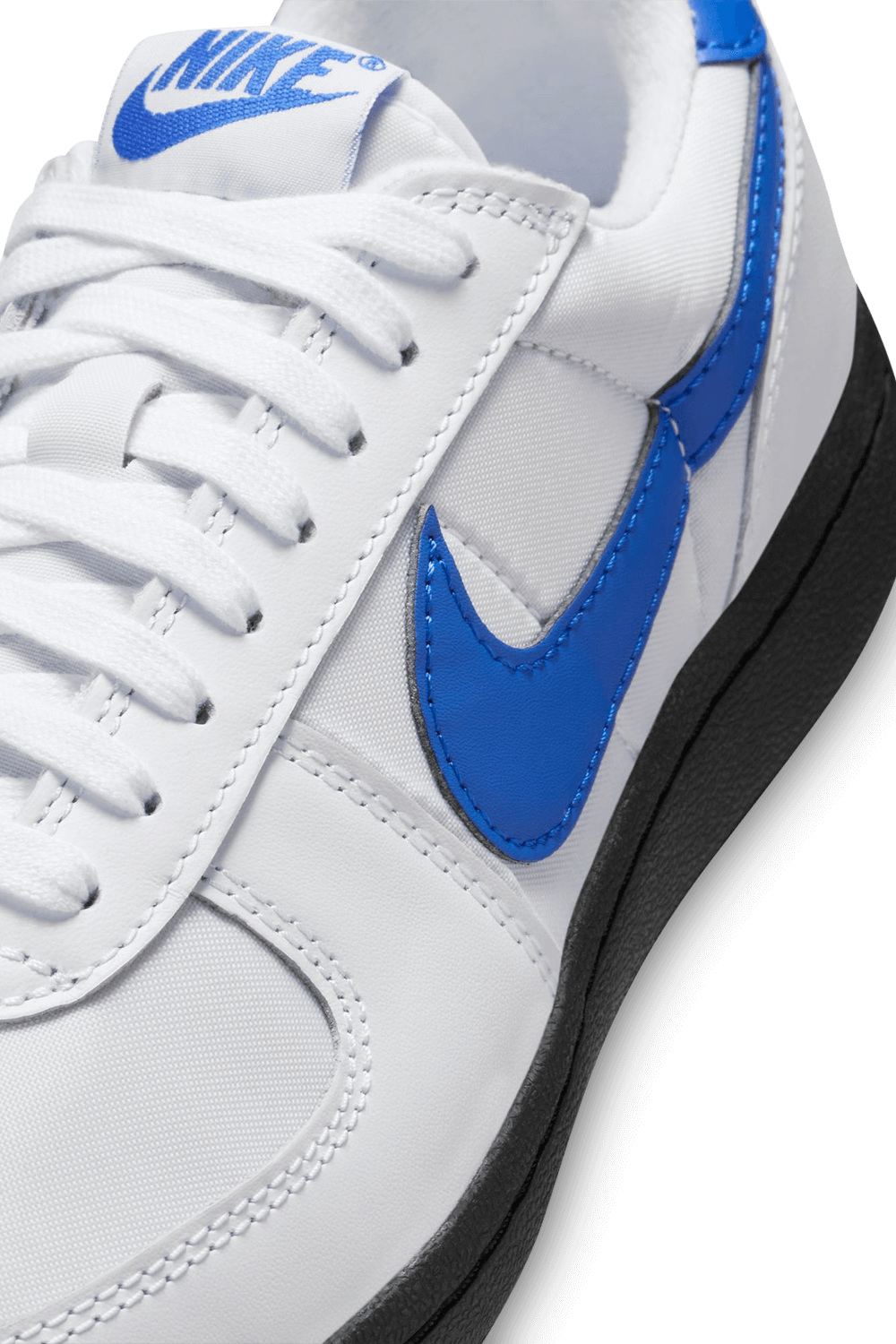 תמונת תקריב של נעלי סניקרס