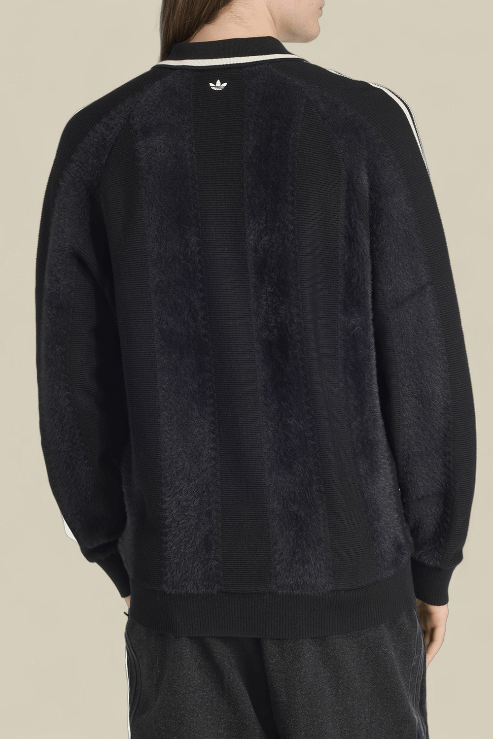 תמונת דוגמן אחורית של סווטשירט פולו