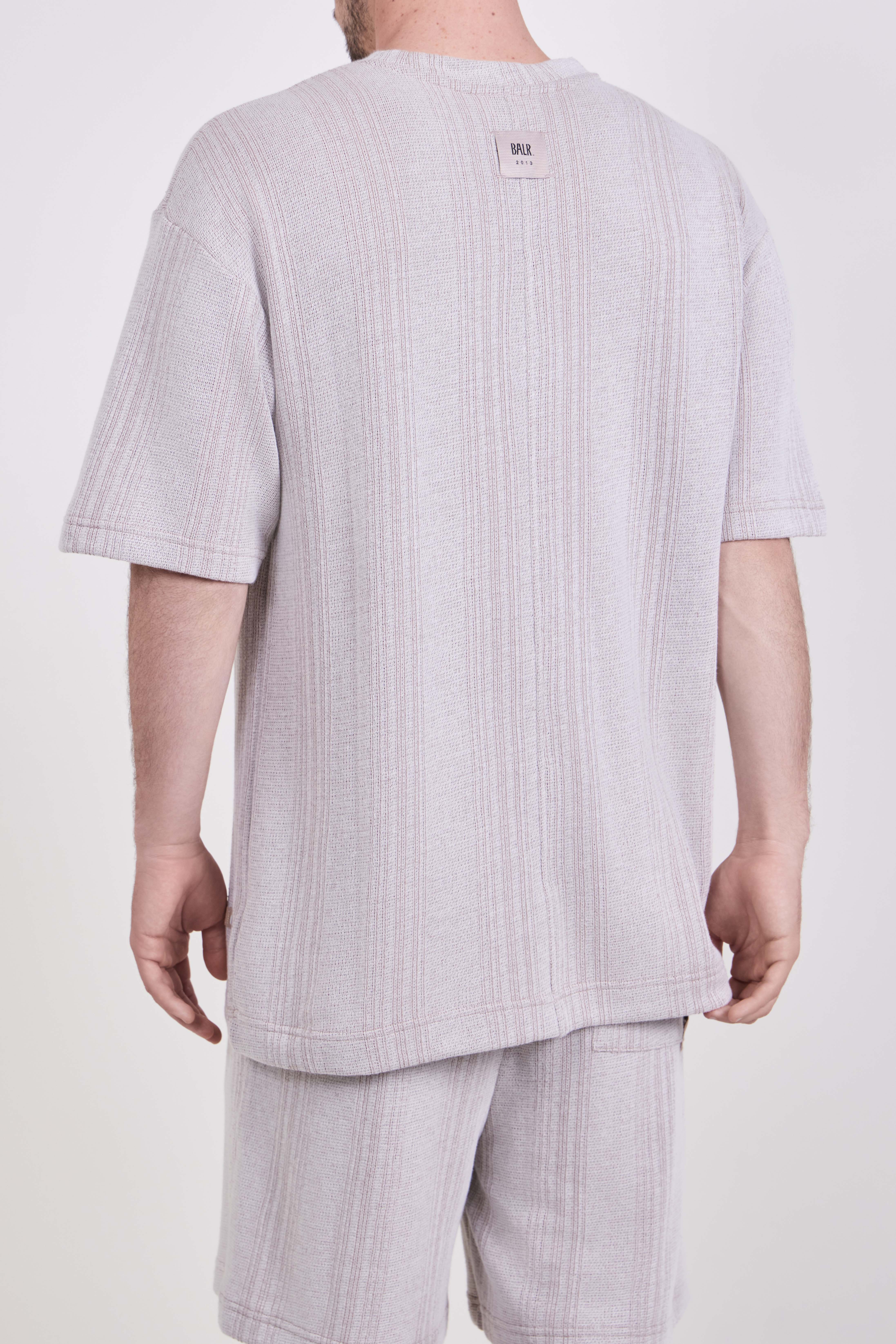 תמונת דוגמן אחורית של חולצת טי אוברסייז