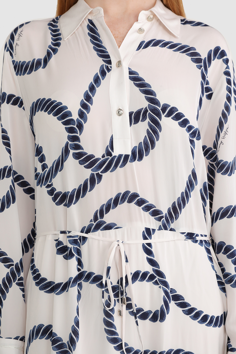 תמונת תקריב דוגמן של שמלת מקסי עם הדפס חבלים