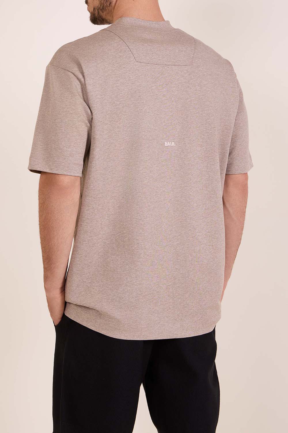 תמונת דוגמן אחורית של טישירט שרוול קצר