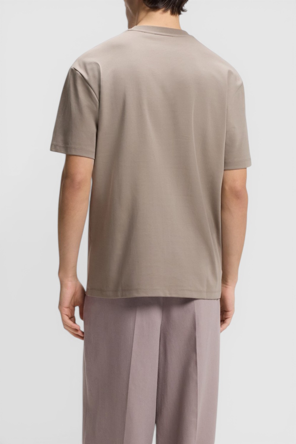 תמונת דוגמן אחורית של חולצת טי בגזרה ישרה