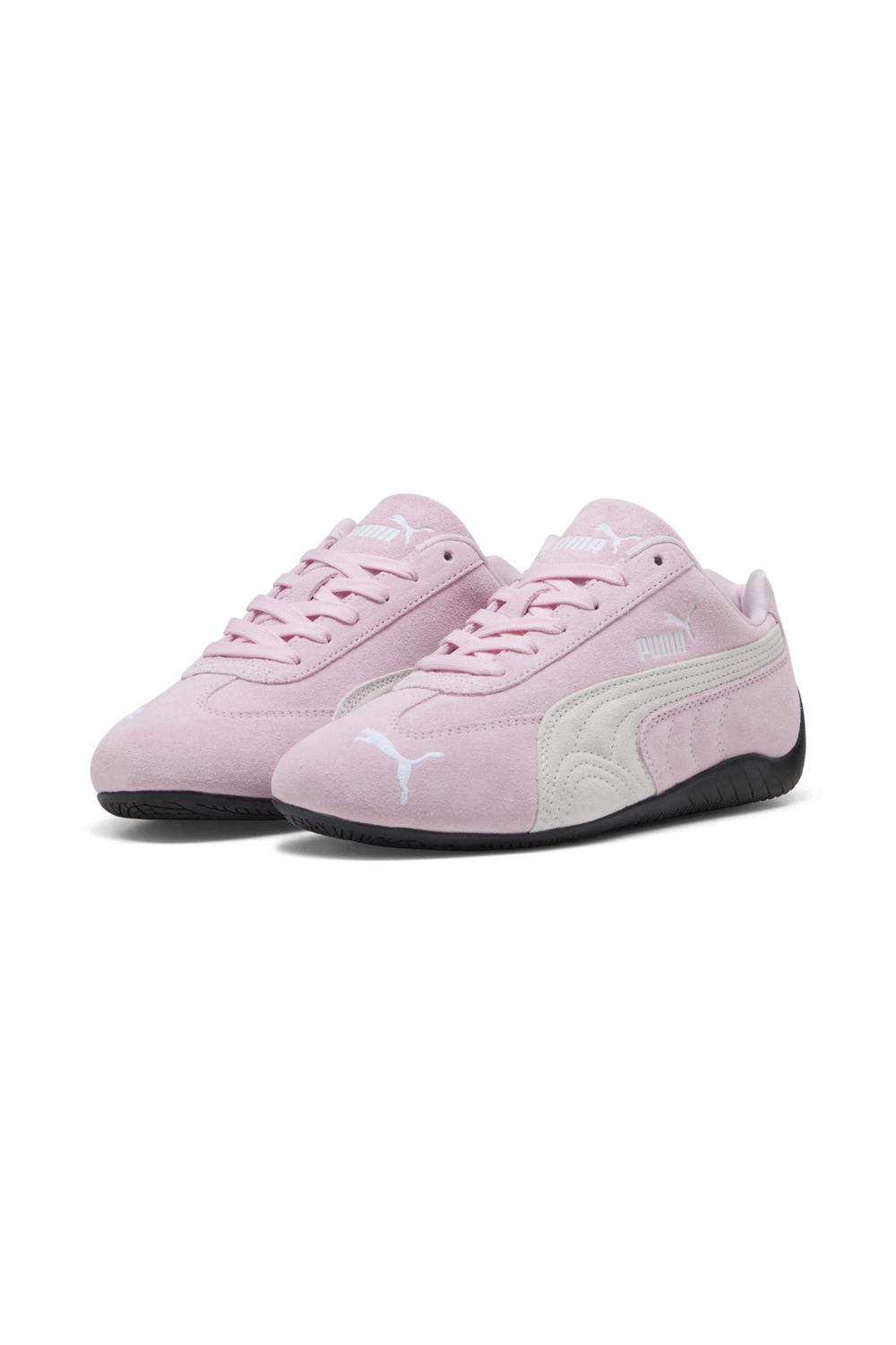 תמונת תקריב של נעלי סניקרס ספידקאט